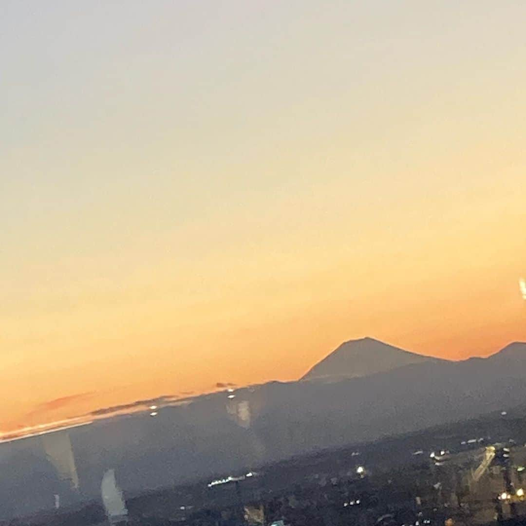 上地春奈さんのインスタグラム写真 - (上地春奈Instagram)「東京さ、今日も、天気が良くて🎶 気持ちが良かったから、運動がてら、チャリで、街を、徘徊してたら、都庁が見えてきて、全然行く予定じゃなかったけど🤣😂👋  都庁✨ そー言えば、景色キレイだったから、観に行ってみよ！と思って行ってきた😂🤣👍  ・  都庁からの景色✨🎶  ・  夕焼け時のナイスタイミング😆👍  奥に見えてる三角何かわかる😄⁉️  ・  富士山✨🗻✨  ・  写真じゃ伝わらなず😂🤣💦 ・  生で見たらでぇーじテンション上がったよ⤴︎🤸‍♂️🎶  ・  うっすら、東京タワー🗼  ザ・都会🏙✨🤸‍♂️⤴︎🎶  ・  タダでこの景色観れるってまじ、ナイスち😁⤴︎🤸‍♂️🎶  ・  指差し東京タワー🗼  コロナ対策もしっかりしてて、おすすめだよ⭐️  #上地春奈 #都庁 #ザ都会の景色✨  #上地春奈#東京都庁🎶」10月26日 18時29分 - uechi_haruna