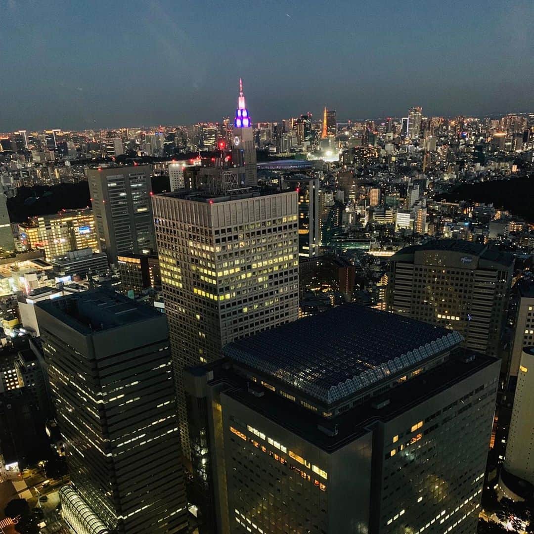 上地春奈さんのインスタグラム写真 - (上地春奈Instagram)「東京さ、今日も、天気が良くて🎶 気持ちが良かったから、運動がてら、チャリで、街を、徘徊してたら、都庁が見えてきて、全然行く予定じゃなかったけど🤣😂👋  都庁✨ そー言えば、景色キレイだったから、観に行ってみよ！と思って行ってきた😂🤣👍  ・  都庁からの景色✨🎶  ・  夕焼け時のナイスタイミング😆👍  奥に見えてる三角何かわかる😄⁉️  ・  富士山✨🗻✨  ・  写真じゃ伝わらなず😂🤣💦 ・  生で見たらでぇーじテンション上がったよ⤴︎🤸‍♂️🎶  ・  うっすら、東京タワー🗼  ザ・都会🏙✨🤸‍♂️⤴︎🎶  ・  タダでこの景色観れるってまじ、ナイスち😁⤴︎🤸‍♂️🎶  ・  指差し東京タワー🗼  コロナ対策もしっかりしてて、おすすめだよ⭐️  #上地春奈 #都庁 #ザ都会の景色✨  #上地春奈#東京都庁🎶」10月26日 18時29分 - uechi_haruna
