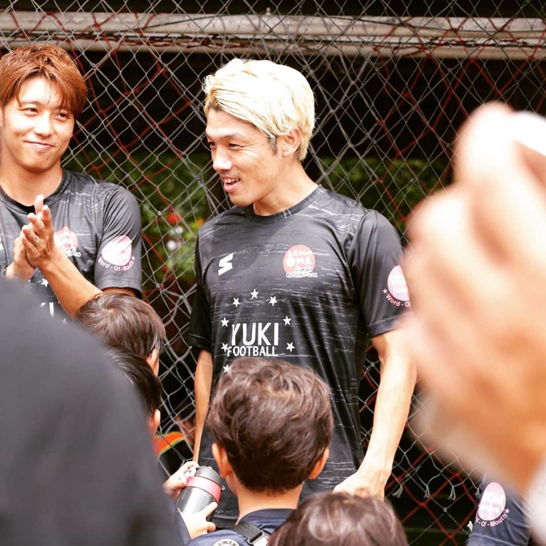 馬場悠企のインスタグラム：「以前オフ日に参加させてもらった  @yuki.football.academy   熱心に指導する @goshi40  @taka.87.i  @kimiakik30   子供達と接する時間、必死にボールを追いかける、そして笑顔でプレーする姿に元気をもらえたわ😁  また行くのが楽しみやな✨ それまで共に頑張ろう！！  #yukifootballacademy  #バンコク在住者 #プロサッカー選手 #直接指導 #サッカー好き #集まろう」