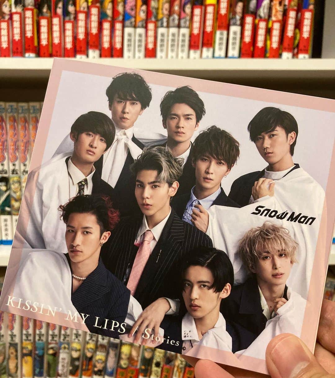 宮戸洋行のインスタグラム：「先日aikoさんのCDを手にレジに並んでいたら店内のポスターから一緒にクイズ勉強してますSnowManの阿部さんがかっこいい顔でこっちを見てまして、その横には大阪で一緒に番組をやっていた向井くんもキメ顔でこっちを見てましたので…購入してきました！ステッカーどこに貼ろう…」