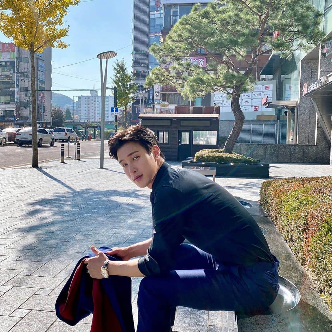 Lee Si-gangのインスタグラム：「오늘 저녘은  뭐먹을거에요?🍽  今日の夜ご飯は何食べるの？🍴 What are you going to have for dinner?🍽🍴」