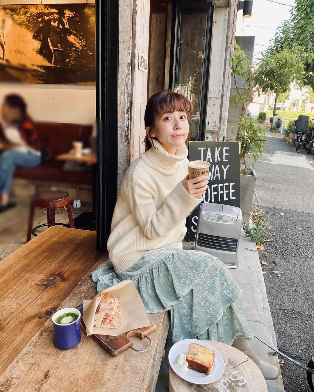 のインスタグラム：「・ 久しぶりに晴れた土日で嬉しかったな☺️🤍 ミントカラーのスカートは @urbament_official とのコラボお洋服✨ 11/5発売です❣️ チェックのベロア生地が重なって フリルになっているスカート😌 くすんだミントカラーが絶妙🥺 ベージュとブラックもあります。 3枚目はカメラマンさんに撮っていただいたもの🤍 sサイズコーデ #153cmコーデ #おちびコーデ #ママコーデ #sサイズ女子 #30代ファッション #30代コーデ  #おちびの輪 #きょコ #ママライフ #令和2年ベビー #2020年ベビー #女の子ママ #秋メイク」