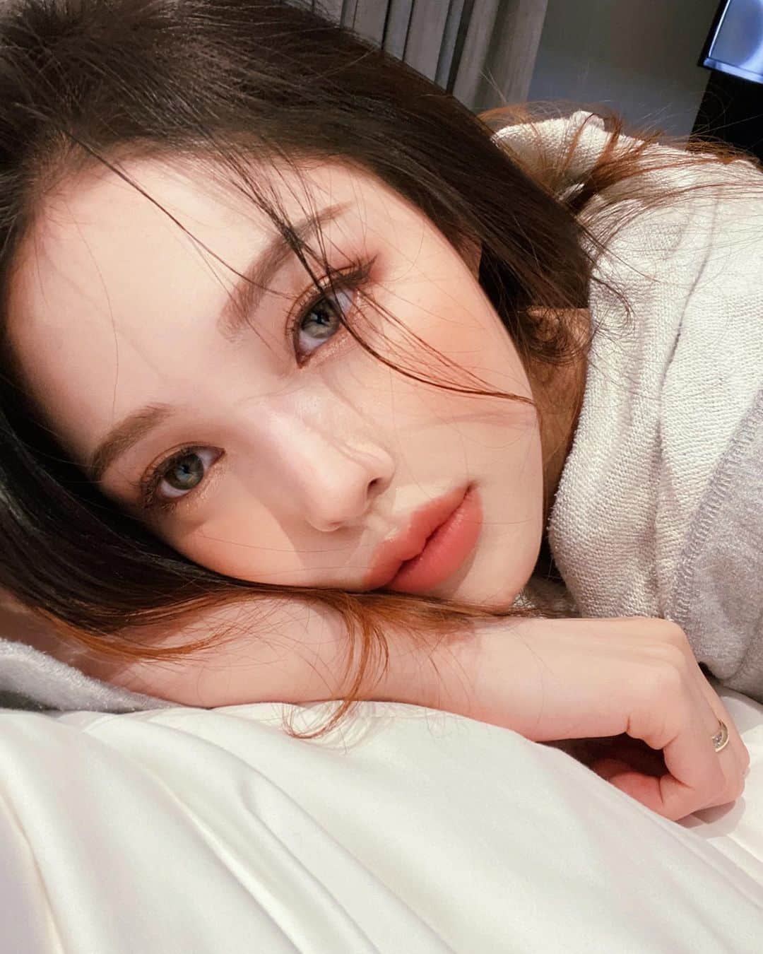 ポニーのインスタグラム：「⠀  ⠀ 📌종료된 이벤트입니다. 감사합니다!📌 💜참여만 해도 선물 드리는 이벤트💜  (*국내 한정)  ⠀ 저는 개인적으로 엄청 말랑말랑한 퍼프를 좋아하는데  여러분들은 어떤 타입을 좋아하세요?☺️ ⠀  - 하단의 두 가지 퍼프 중 맘에 드는 퍼프를 고르시고  ⠀  - 고르신 퍼프의 이모지 🥟 또는 🍬와 함께 선택하신 이유를 댓글로 공유해 주세요!  ⠀ 10월 28일 오후6시까지 양식에 맞는 댓글을 남겨주신 ‼️모든 분들께‼️선택하신 퍼프를 선물해드리도록 하겠습니다!  자세한 수령 방법은 이번 주 중으로 포스팅을 통해 알려드릴 예정이니, 많은 분들의 참여 부탁드릴게요!💜 ⠀ 🥟만두 퍼프🥟 부드러운 제형의 만두 퍼프! 물을 머금으면 퐁실퐁실 부풀어 올라 밀착력이 뛰어난 제품이에요. 부드럽고 말랑거리는 촉감이 특징! 다만, 흡수력이 너무 좋아서 제품을 좀 많이 먹을 수가 있어요. ⠀ 🍬젤리 퍼프🍬 단단한 제형의 젤리 퍼프! 뷰티 블렌더같은 일반적인 퍼프 형태에 얇은 실리콘 코팅이 되어있어 제품을 먹지 않는 터라 고른 발림성과 높은 커버력으로 발리는 제품이에요. 다만, 단단하게 발리는 느낌을 싫어하는 분들에게는 적합하지 않을 수 있어요.  ⠀」