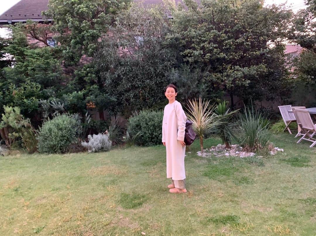 石田ゆり子さんのインスタグラム写真 - (石田ゆり子Instagram)「マジカルアワーの ピンクの光。 素敵なお庭でした… まるでフランスにいるみたい🇫🇷 東京のとあるハウススタジオのお庭です🍁😊 #タマティーノ写真館」10月26日 18時37分 - yuriyuri1003