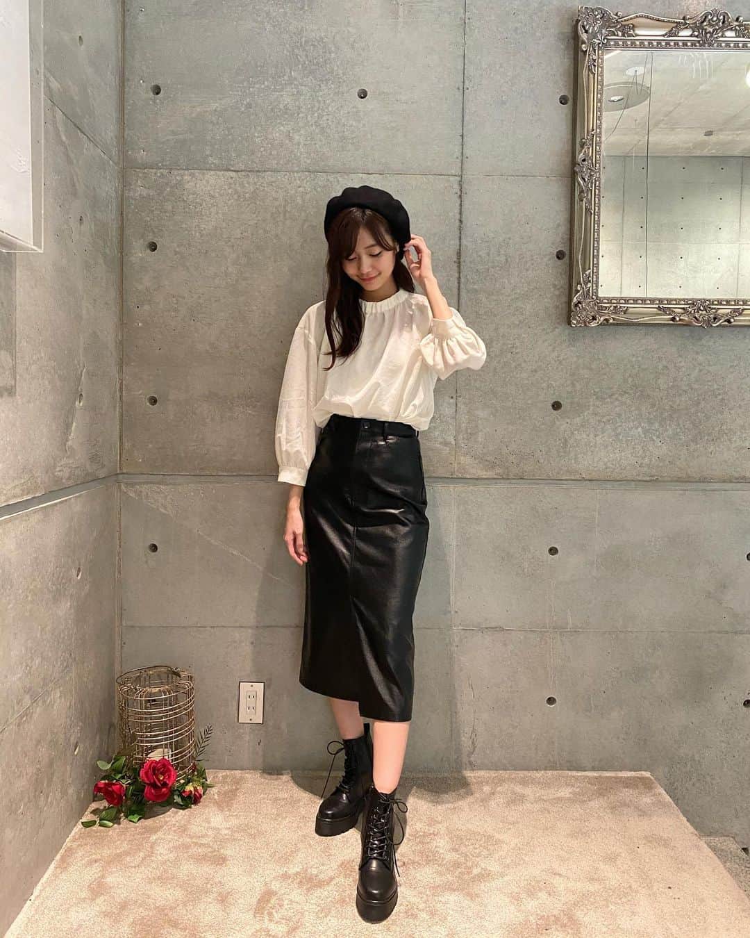 杉浦みずきのインスタグラム：「. 人生でベレー帽何個買うんてくらい買っちゃう笑 秋といえばね♡ ・ #秋服 #私服 #ootd #ベレー帽 #ブラウス #レザースカート #モノトーンコーデ  #代官山カフェ #渋谷カフェ」