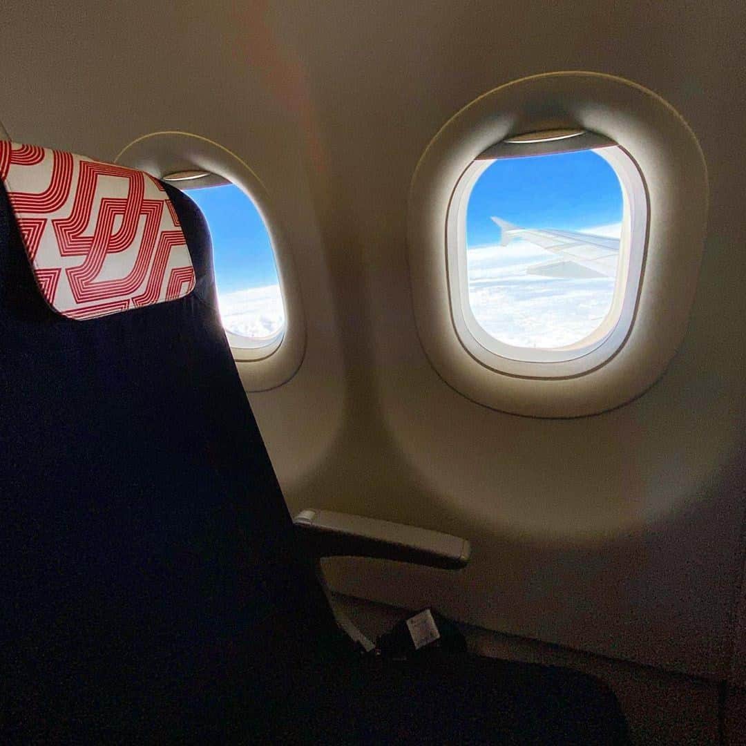 エールフランスのインスタグラム：「Un petit coin de sénérité, avec vue. Window on serenity.  Through the lense of @u_lysseeee  #AirFrance #Views #travel #plane #AirFranceProtect」