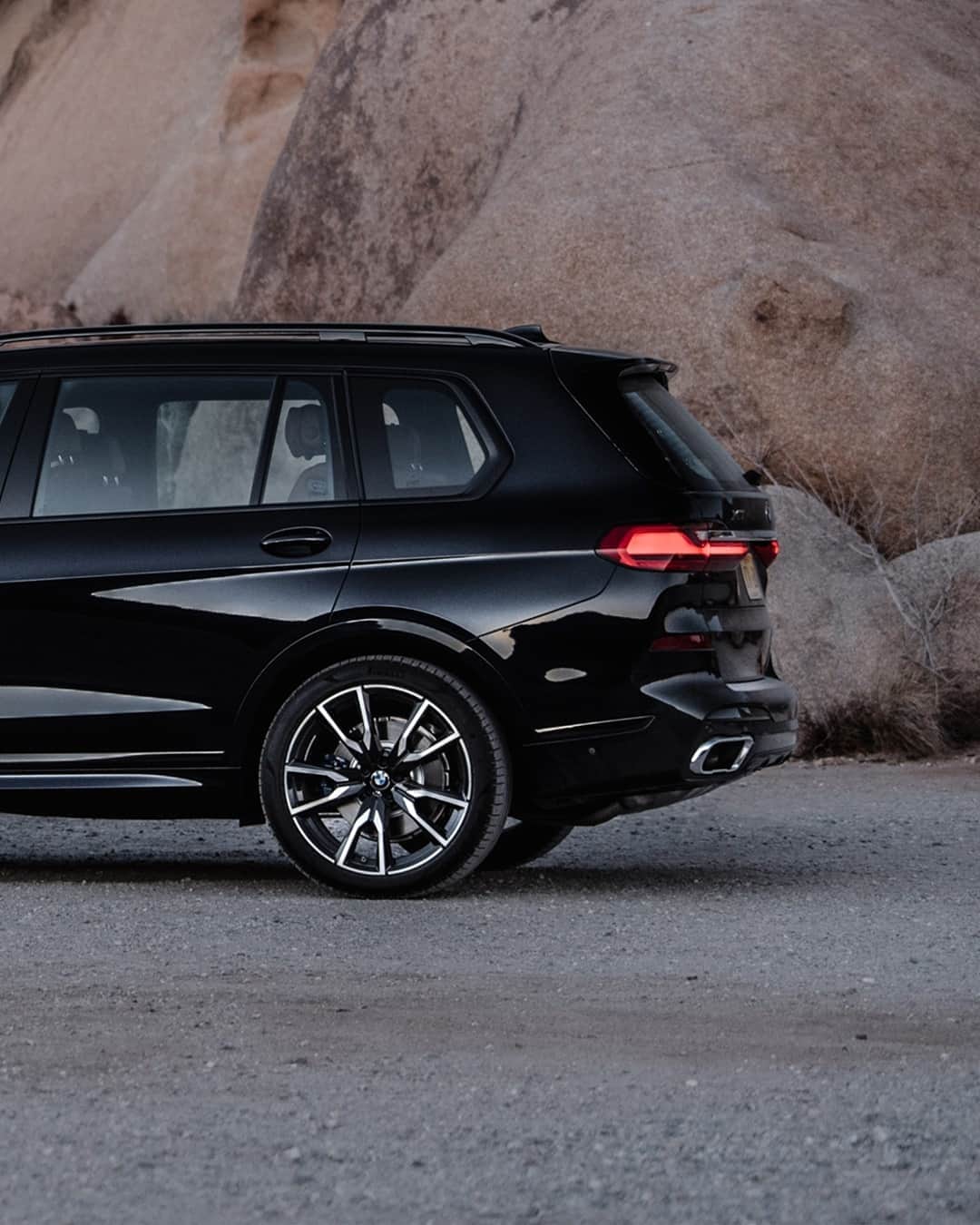 BMWさんのインスタグラム写真 - (BMWInstagram)「Home-bound. The BMW X7. #TheX7 #BMW #X7 __ BMW X7 xDrive40i: Fuel consumption in l/100 km (combined): 9.0–8.7. CO2 emissions in g/km (combined): 204–199. Further information: www.bmw.com/disclaimer.  	 Acceleration (0-100 km/h): 6.1 s. Power: 250 kW, 340 hp, 450 Nm. Top speed (limited): 245 km/h.」10月26日 18時30分 - bmw