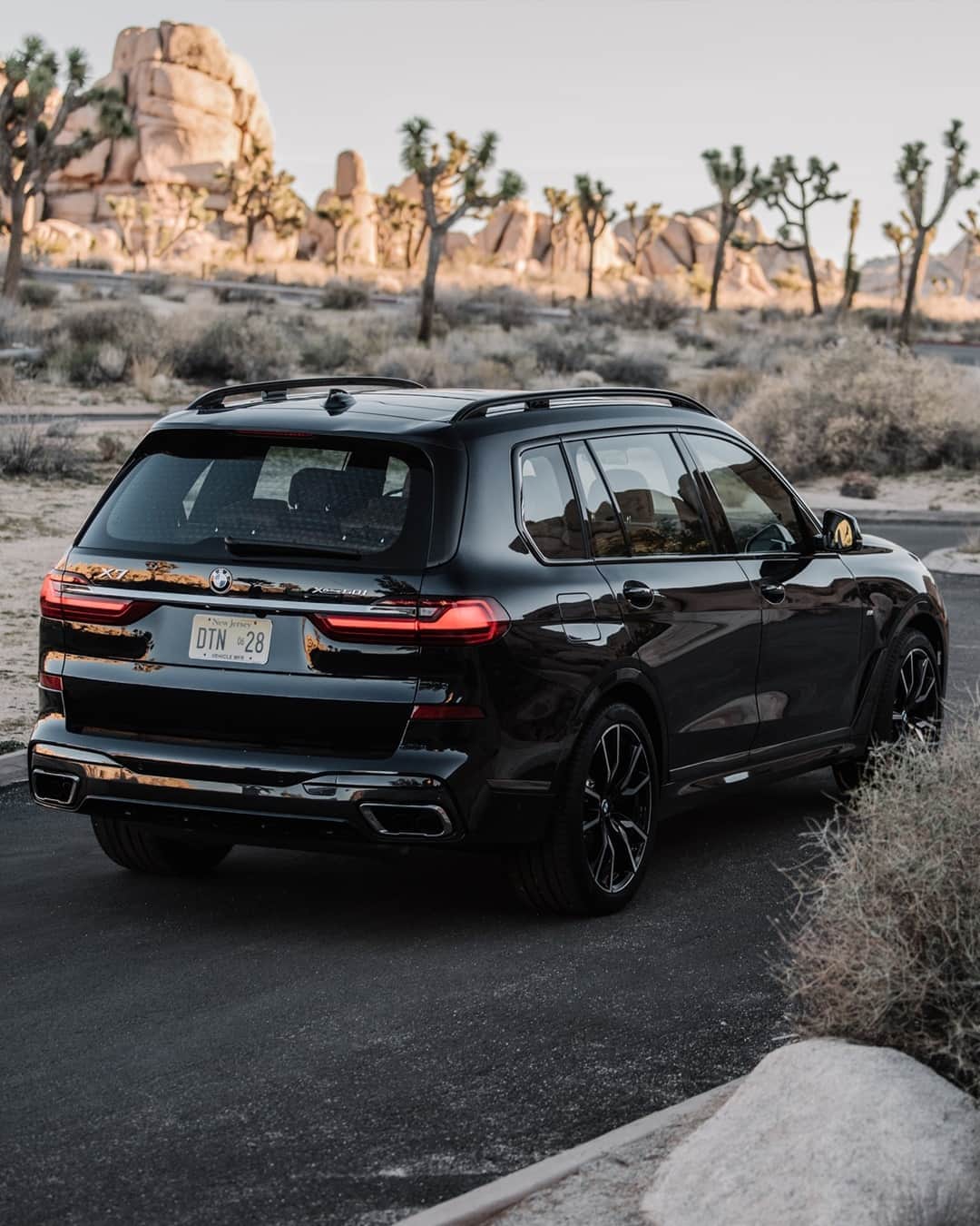 BMWのインスタグラム：「Home-bound. The BMW X7. #TheX7 #BMW #X7 __ BMW X7 xDrive40i: Fuel consumption in l/100 km (combined): 9.0–8.7. CO2 emissions in g/km (combined): 204–199. Further information: www.bmw.com/disclaimer.  	 Acceleration (0-100 km/h): 6.1 s. Power: 250 kW, 340 hp, 450 Nm. Top speed (limited): 245 km/h.」
