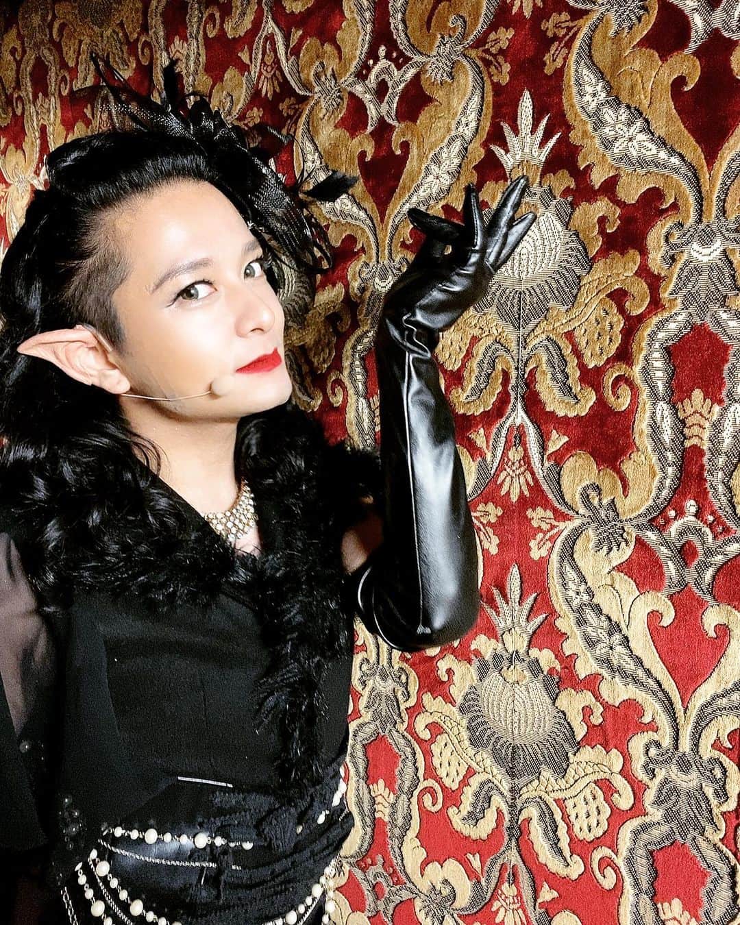 HIDEKiSMのインスタグラム：「PLAN CHIME presents VALENTIA　 ～a story of Halloween Night～ vol.2 2020年10月23日(金)〜25日（日)　 東京キネマ倶楽部  ご来場いただいた皆様。 配信を観てくださった皆様。 ありがとうございました！  今回も私は男の愛を求め彷徨う妖精「リャナンシー」の役を演じさせていただきました。  いかがでした？ 楽しんでいただけたかしら。 Twitterで皆様からの感想を拝読して楽しんでいただけたご様子だったのでとても嬉しかった❤️ 千秋楽。ご来場の皆様や主人公のリサの涙に思わずホロリ。 そして配信のアーカイブを観てとても素敵なストーリーと演者の熱に思わずホロリ。  素敵な時間を過ごさせていただけて感謝感激胸いっぱいで、既にVALENTIAロスです。 なので去年もやりましたが今週はハロウィンに向けてVALENTIAのお写真をたんまりアップしていこうと思ってるので楽しみにしてて頂戴💋愛を頂戴❤️  ご来場いただけなかった皆様も本公演の配信映像を期間限定で発売中！  【10/24 昼公演】 https://dlc.tokyo/live/pc102401/  【10/24 夜公演】 https://dlc.tokyo/live/pc102402/  【アーカイブ終了日】 10/31(土)23:59まで。  是非ご覧になってね❤️  #enviigabriella #hidekism #gay #lgbt #entertainment #オネエ #エンガブ #tokyo #japan #makeup #youtube #VALENTIA #LeananSidhe #バレンシア #リャナンシー #東京キネマ倶楽部」