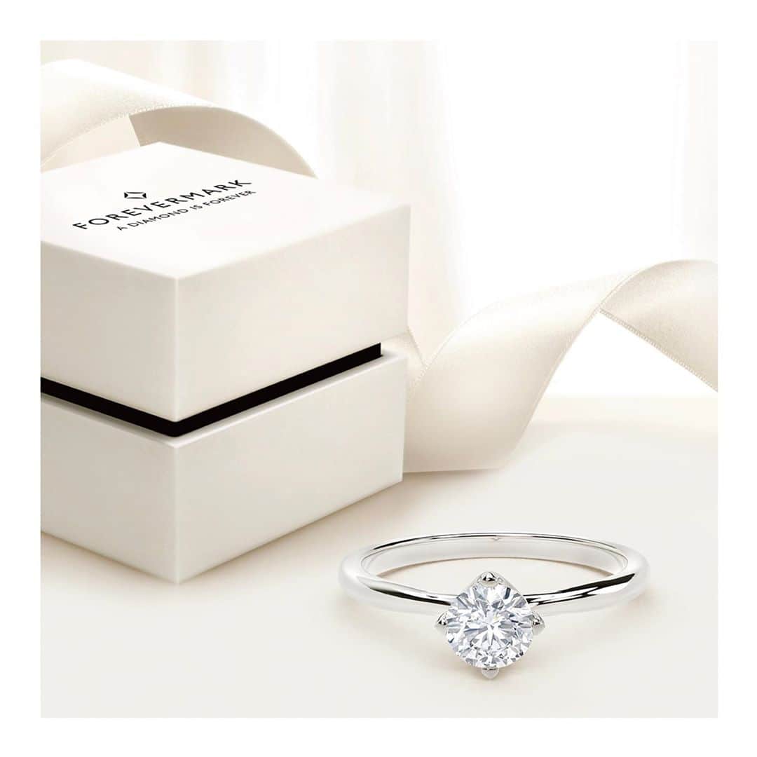 ウェディングソムリエ編集部のインスタグラム：「* ＼応募締切は明日27日の正午です／  Forevermark x ウェディングソムリエ ブライダル スペシャルオンラインイベントに30名の花嫁様をご招待♡  エシカルな道のりを経て届けられ、その旅に関わる人たちにも幸せをシェアするサスティナブルなダイヤモンドとして、レッドカーペットを歩くセレブリテ�ィにも長く愛されているForevermark。  そんなダイヤモンドブランドForevermarkとウェディングソムリエは、特別なオンラインイベントを開催します！  今こんな時だからこそ、改めて「結婚の意味」を紐解いてみませんか？  他の花嫁さんとの交流も楽しみながら、ダイヤモンドが花嫁にもたらしてくれる素敵な魔法をお伝えします♡  きっとロマンチックな夜になるはず✨  イベントに参加頂く方には、事前に特製の「Opne When Book」と、スイーツをお届けします。 Opne When Bookは届いてからのお楽しみ🕊   イベントには、数々の著名人のウェディングやドラマなどの監修を手がけてきた、日本で一番有名なウェディングプランナー有賀明美さんをゲストにお迎えします。  結婚式に向けて、気持ちがグンっとUPするようなお話がたくさん聞けると思います。ぜひみなさんのご応募をお待ちしております。   ◉開催日 2020年11月18日（水）   ◉時間 19:30〜20:45（19:20受付スタート）   ◉招待人数　30名の花嫁様  プレ花嫁様でも卒花嫁様でもOK。 これからエンゲージリング選びをする花嫁さんは特に大歓迎。 イベントの様子を丁寧にレポートしてくださる方。   ◉開催方法 オンラインにて開催（ZOOMを利用）   ◉イベント内容 結婚の意味を改めて考えるワークショップ 有賀明美さんによるトークセッション    *今回ワークショップの中で、他の花嫁さんと交流する時間を設けております。ZOOMのカメラをオンの状態でご参加くださいませ。   ◉プレゼント ご参加頂く方には、事前にこのイベントのためだけに作られた特別なアイテム「Open When Book」をお届けします。  Open When Bookとは、結婚式前にお互いへの思いを記したお手紙を封入できるBOOK型のボックスです。記念日やお互いが決めたタイミング毎にそのBOOKを開き、お手紙を二人で一緒に読みながら改めてお互いへの思いを再確認できるようなアイテムです。  イベントで使うワークシートも収納されています。  ◉応募方法 ウェディングソムリエのWebよりご応募くださいませ✨  応募〆切は明日の正午まで！  #フォーエバーマーク  #forevermark #エンゲージリング #マリッジリング #ダイヤモンド  *:.,.:*:.,.:*:.,.:*:.,.:*:.,.:*:.,.:*:.,.:*:.,.:*:.,.:*:.,.:*:.,.:* .﻿ ﻿ サイトは[ウェディングソムリエ ]で検索﻿ 🔎http://www.jadorewedding.com﻿ プロフィール欄の🔗Linkからもとべます。 ﻿ ﻿ ウェディングソムリエは、﻿ 人生でその時しかできない﻿ 特別な体験を提供するメディアです♡﻿ ﻿ *:.,.:*:.,.:*:.,.:*:.,.:*:.,.:*:.,.:*:.,.:*:.,.:*:.,.:*:.,.:*:.,.:*:.,.﻿ ﻿ #卒花 #ウェディングソムリエ #花嫁 #プレ花嫁 #ウェディングアイデアIY  #全国のプレ花嫁と繋がりたい #ウェディングソムリエアンバサダー #結婚式 #ウェディングドレス #ウェディングフォト #前撮り #後撮り #ウェディングレポ」