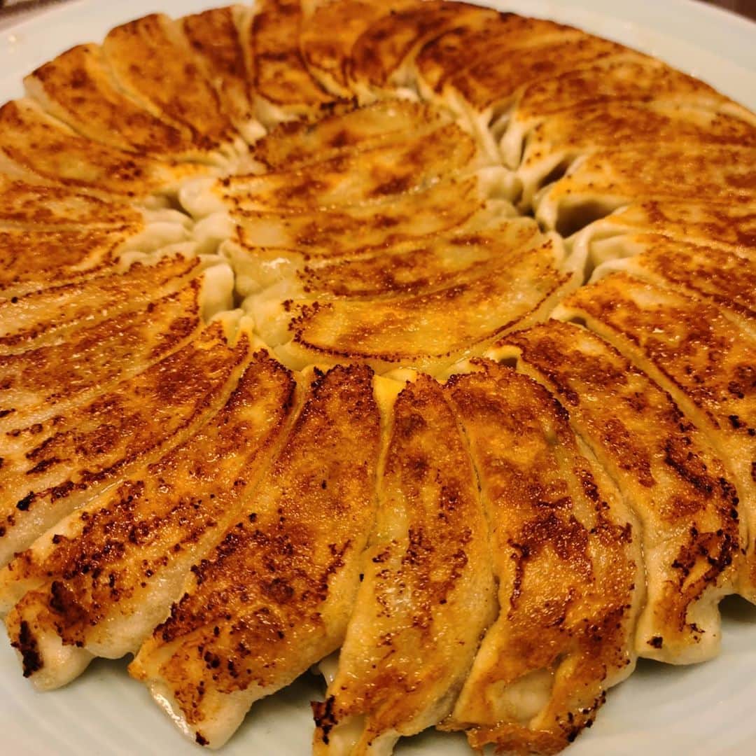 のインスタグラム：「「餃子の王将」小さい頃から食べ続けてる味！ タレは酢8醤油2♪家で食べる時は一味をたくさん入れます(・o・)　旨い！  #餃子 #王将 #餃子の王将 #レギュラー松本 #あるある探険隊 #京都王将」