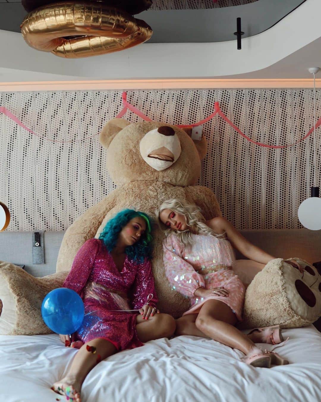 シェパードのインスタグラム：「Classic Sunday morning for us 😹 filming our next video clip for our upcoming single ‘Animals’ 🌟 coming out Friday!!! #animals #sheppard」
