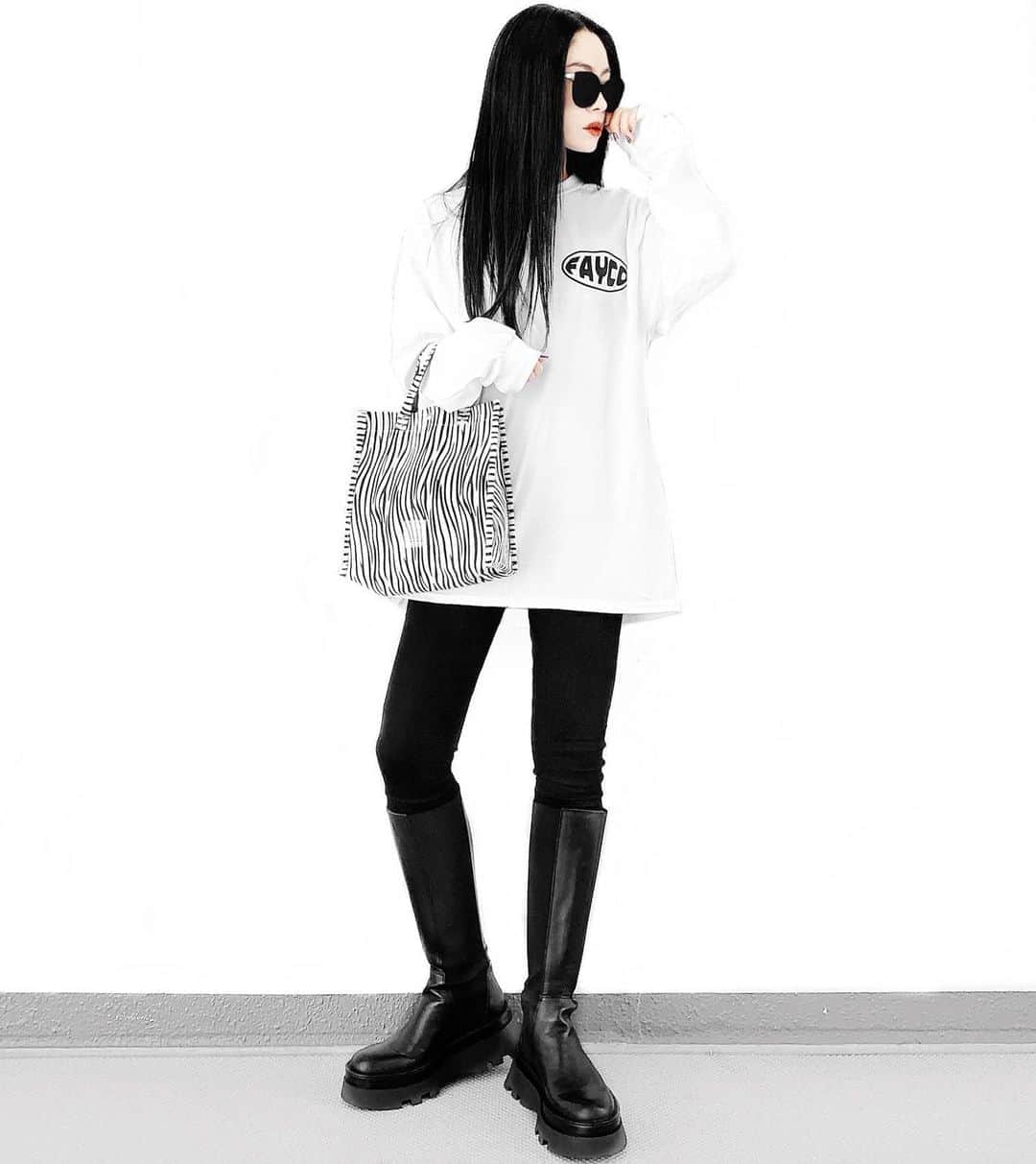 lve_xxxxのインスタグラム：「.﻿ .﻿ ﻿ POPUPが終わり日常生活の始まり。﻿ ﻿ 月末という事もあり👩🏻‍💻激急がしくて﻿ 落ち着く暇なく白目👀﻿ 有り難き事や、老後の為に、がんばるんば！  突然ですが…﻿ 服装問題について。﻿ ﻿ 暑いんだけど…汗だくなの、なぜ🤷🏻‍♀️﻿ 上着🧥着れない。﻿ ﻿ 一応世間体で羽織り持ってるけど﻿ 着れる日はいつ来るのでしょうか？←﻿ ﻿ そんな暑がりの私は﻿ ロンTが丁度良い訳で、可愛いの﻿ GETしたのぉぉー！﻿ ﻿ @3c___ ﻿ @fayctokyo のロンT で御座い✧﻿ ﻿ 一目惚れして速攻で注文📱したやつ。﻿ 皆んなはスウェットみたいだけど😂﻿ 暑がりにはロンTが長く着られるから﻿ 良き選択やと思ってる←﻿ ﻿ ブーツは昨日買って﻿ 速攻で履きましたとさ。﻿ ﻿ ゴツメの靴が好き🖤﻿ バランス的に細見えする気がするから🤫﻿ ﻿ ﻿ ｺｰﾃﾞｱｲﾃﾑ詳細は﻿ WEARをご覧くださいませ。﻿ ﻿ WEAR ： lvexxxx ﻿ 💻 https://wear.jp/sp/lvexxxx/﻿ ﻿ －－－－－－－－－－－－－－－－－－﻿ ﻿ 📢ｺﾒﾝﾄ頂ける際は、﻿ 最新投稿にお願い致します。﻿ ﻿ 過去投稿に頂いた際、気がつかない事もあり﻿ お返事致しかねる場合が御座います🙇‍♀ ️﻿ ﻿」