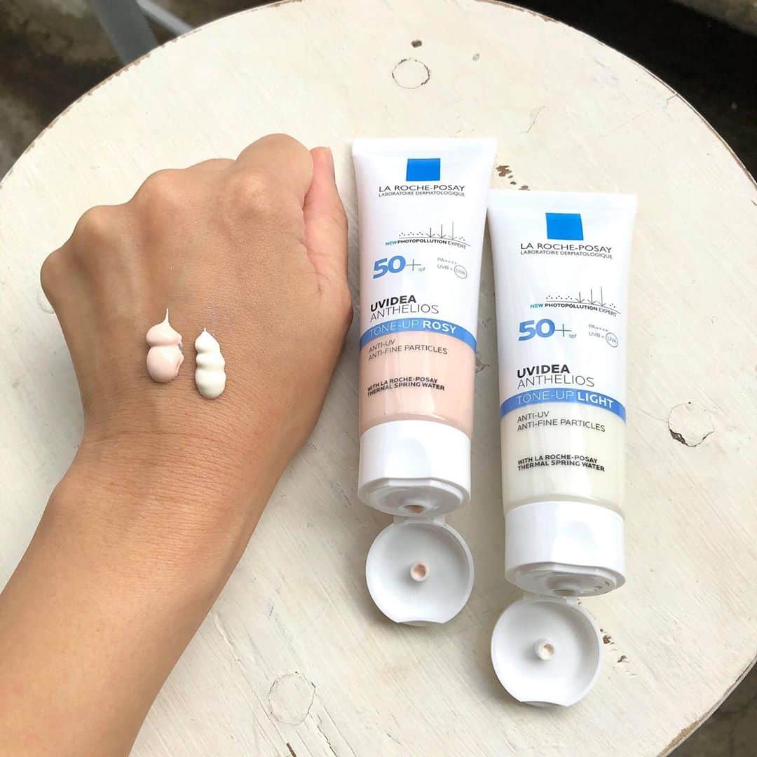 LA ROCHE-POSAY JAPAN ラロッシュポゼのインスタグラム：「＼秋の紫外線にも ／ . 紫外線、日焼けというワードを聞くと夏を思い浮かべがちですが、紫外線は年中降り注いているもの。 秋晴れの日は特に紫外線量が多く、対策もしておきたいですよね。 . 2種類の #トーンアップUV は日焼け止めと化粧下地、マルチな役割を担うので、時間がない時にもぴったりのアイテム🌿 . 光を乱反射し、肌を綺麗に見せるトーンアップテクノロジーを採用しています。 くすみや色むらなど、気になる肌悩みをカバーし、光のヴェールを纏っているような自然で上品な艶感を演出してくれます✨ . こちらは通常容量より20mL多い大容量サイズです！ キャップが簡単に開閉できるパッケージになっておりますので ぜひみなさまお試しください✨ . みなさんの使い方や、使ってみての感想など是非コメントで教えてくださいね🌿 . UVイデア XL プロテクショントーンアップ ローズ 50mL 4,840円(税込） UVイデア XL プロテクショントーンアップ 50mL 4,840円 (税込) . #ラロッシュポゼ #larocheposay #UVイデアXLプロテクショントーンアップ #uvイデアxlプロテクショントーンアップローズ #トーンアップUV派 #乾燥肌 #敏感肌 #敏感肌対策 #スキンケア #低刺激 #敏感肌コスメ #置き画 #透明感 #化粧下地 #シミ対策 #紫外線対策 #コスメマニア #コスメ購入品 #おすすめコスメ #ツヤ肌メイク #ツヤ肌 #コスメレビュー #スキンケアマニア #秋コスメ #秋メイク」