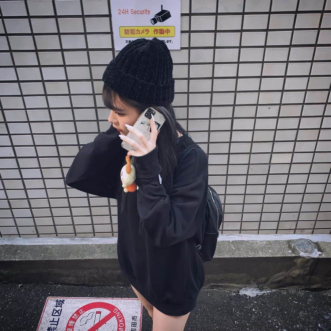 かれんのインスタグラム：「5枚目は揉めててキレてる顔です   #かれんのくろーぜっと」