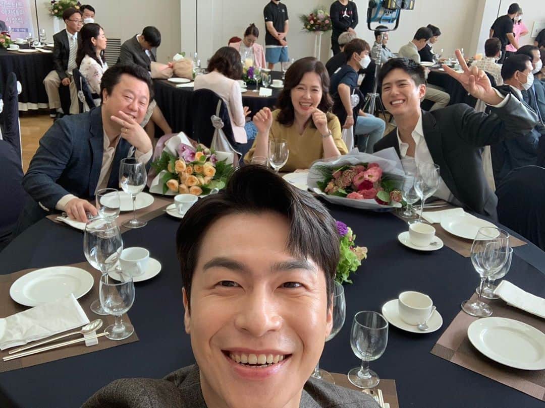 イ・ジェウォンのインスタグラム：「. 아...안돼... 시간은 총알처럼 빠르고 함께했던 시간은 아쉽게만 느껴진다.  #청춘기록」
