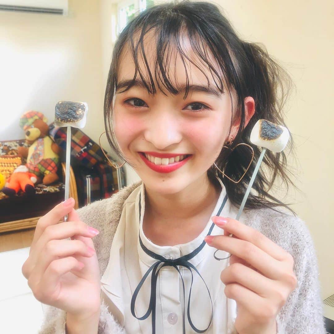 ニコ☆プチのインスタグラム：「🥺🤍  マシュマロこげちゃったの……👻🔥笑 . . . #八木珠梨 #ジュリの後ろになんかいる🐻❕」