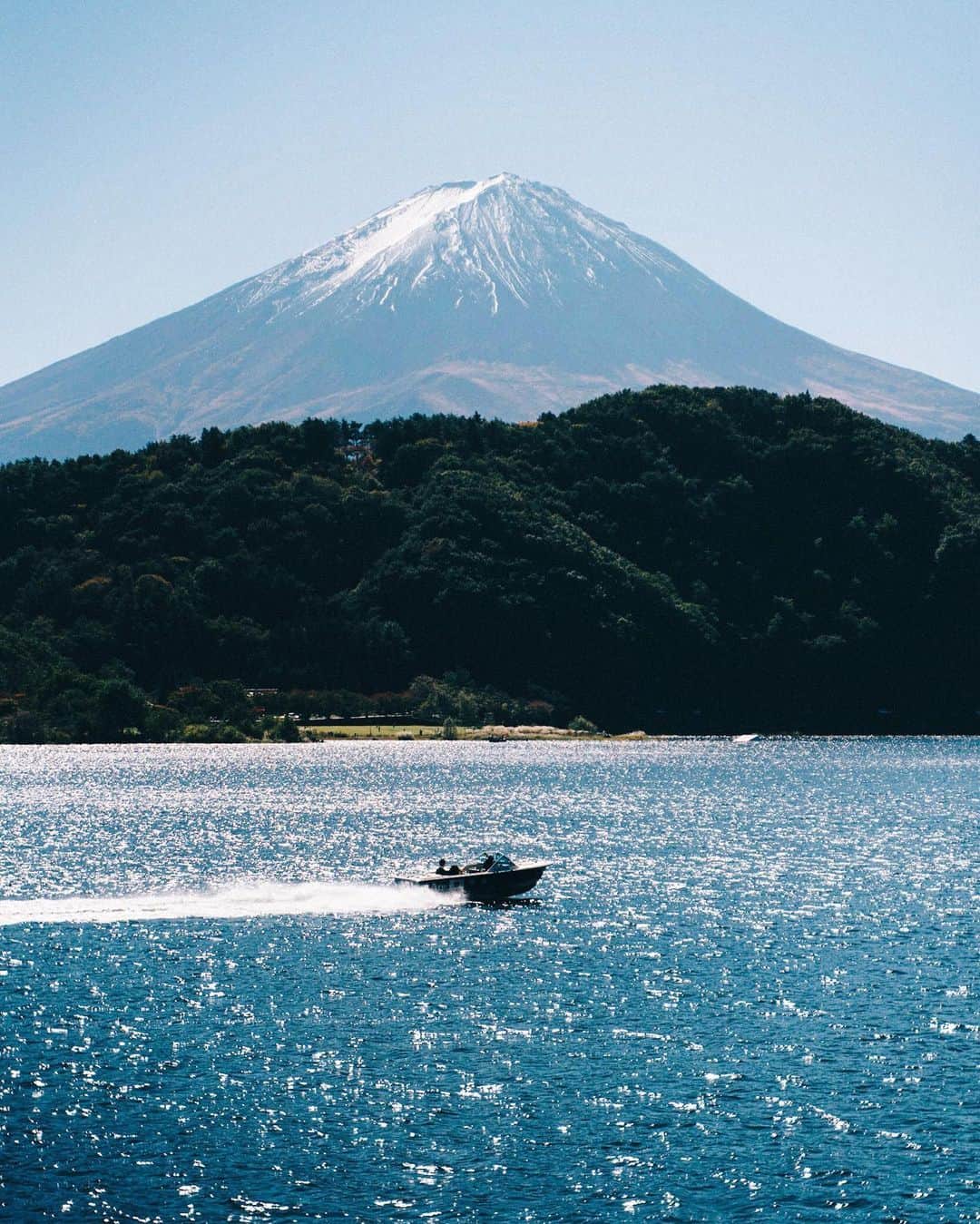GENTAのインスタグラム：「🗻🚤 Under the splendid fall weather.  秋晴れの河口湖 水面も輝いていました。」