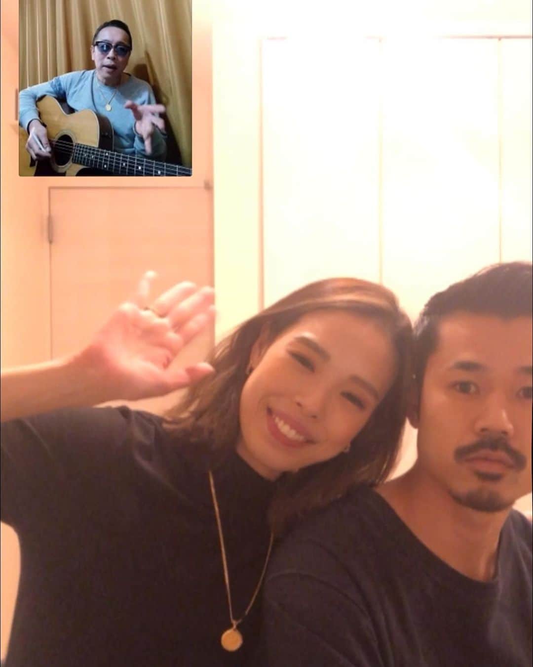 川戸沙羅のインスタグラム：「family time📞🎶🎸  #LINE #テレビ電話 #オンライン #live #family #familytime  #1人だけずっと笑ってる😂 #おっきな子供」