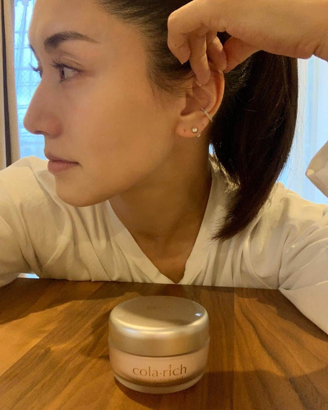 亀恭子のインスタグラム：「シワ改善と美白のケアがひとつで叶うコラリッチ リンクルホワイトジェル。  目に見えているシワはもちろん、 自分では気づきにくいシワにも効果を発揮し、 顔全体にひろがるシミやそばかすを防ぐ逸品です。  顔全体、このひとつでクイックにケアを始めて2週間。  首からデコルテにかけてもたっぷりと塗布してます。  肌コンディション好調です♪  ※美白とは、 メラニンの生成を抑え、しみ、そばかすを防ぐこと。  @colarich_official  #コラリッチリンクルホワイトジェル #美白ケア #シワ改善 #コラリッチ_PR」