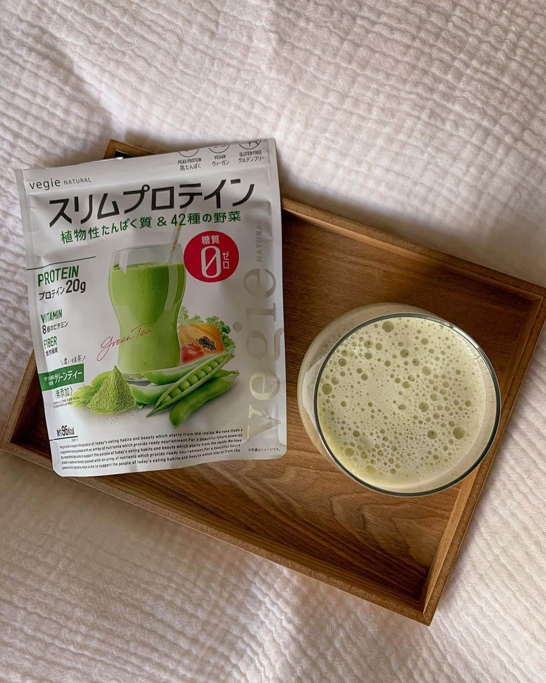 YUKIさんのインスタグラム写真 - (YUKIInstagram)「🥛🌿 . 朝時間ない時に 朝食の代わりにプロテインとバナナで 済ませることもよくあるんだ！ 私でも飲める植物性のプロテインで しかも糖質ゼロ◎ 42種類の野菜に8種類のビタミンが含まれていて 普段お肉を食べないから 私には必要なタンパク質もこれで摂れる✔︎ チョコ味と抹茶味があって 私のお気に入りは抹茶の豆乳割り🤍 飲みやすくて美味しい😊 置き換えダイエットだとか 糖質オフダイエットにもいいみたい！ . #vegie #スリムプロテイン #ベジバリア #プロテイン #ボディメイク #糖質ゼロ #塩糖脂 #置き換えダイエット #おうち時間  #STAYHOME #PR」10月26日 18時50分 - 001y_k_