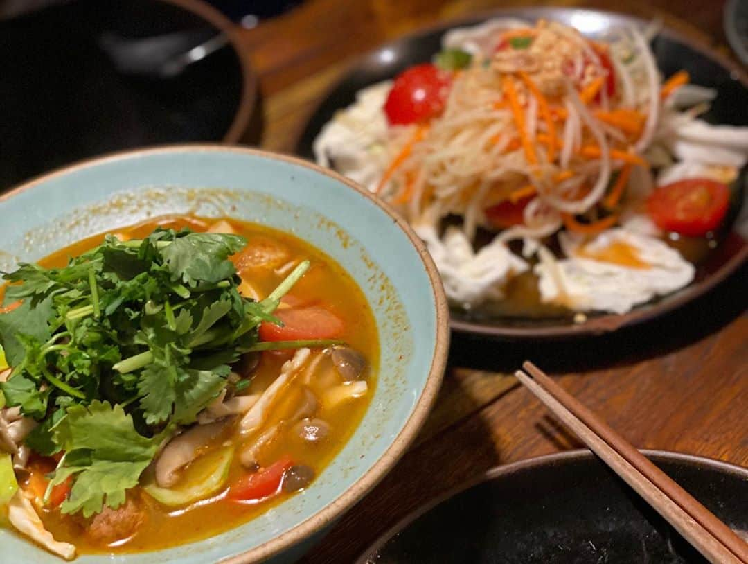 イム・セミさんのインスタグラム写真 - (イム・セミInstagram)「촬영 대기 시간에 맛집 도장깨기  Vegan Tom yam Kung 🐇💛   #비건똠양꿍 #비건태국요리 #쏭타이 #ssongthai #vaganfood #카라동물영화제 #KARA #karaanimalfilmfestival」10月26日 18時51分 - susemee