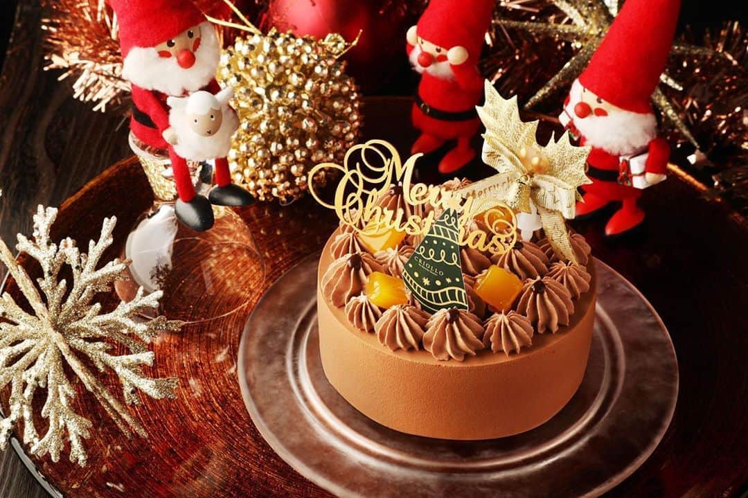 クリオロさんのインスタグラム写真 - (クリオロInstagram)「@criollo2016 ＼クリスマスケーキ、配送予約開始！／ 　 お待たせいたしました！ 　 クリオロの 今年のクリスマスケーキの オンラインショップページが 公開となりました！ 　 今年のイチオシは、 マンダリンオレンジを使った 新作チョコレートケーキ 「ショコラ・マンダリン」 　 ストーリーズのリンクから ぜひご覧ください！ 　 ※発送は12月10日（木）以降となります。 ※こちらはご配送専用となります。 店頭での販売は 12月22日（木）～12月25日（金）です。 ご予約はお受けしておりませんので 当日販売のみとなります。 　 サントスシェフのアカウントも フォローしてね！ @antoine_santos_by 　 #criollo#クリオロ#小竹向原#板橋#中目黒#ケーキ#スイーツ#クリスマスケーキ#クリスマス#ショコラマンダリン#チョコレートケーキ#チョコレート#christmascake#パティシエカメラ部#スイーツ好きな人と繋がりたい」10月26日 18時51分 - criollo2016