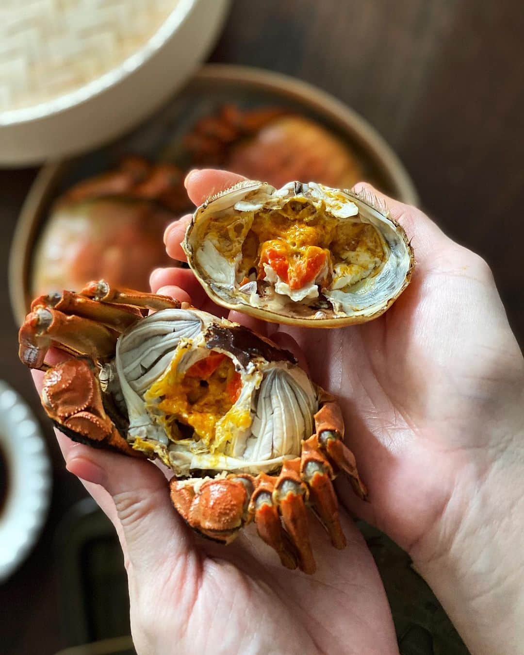 Samantha Leeさんのインスタグラム写真 - (Samantha LeeInstagram)「The months between September-November are the season for hairy crabs 大闸蟹. The hairy crabs earned its name for the distinctive brown “fur” on its claws. They are prized for their creamy roe and juicy meat. Females have deep orange creamy curd like roe, males have yellowish more liquidy roe. Because of its exquisite nature, the crabs are traditionally steamed with dried perilla leaves and sliced ginger and enjoy with vinegar and grated ginger 🤤! (Bought these hairy crabs from @oonee.my )」10月26日 18時52分 - leesamantha