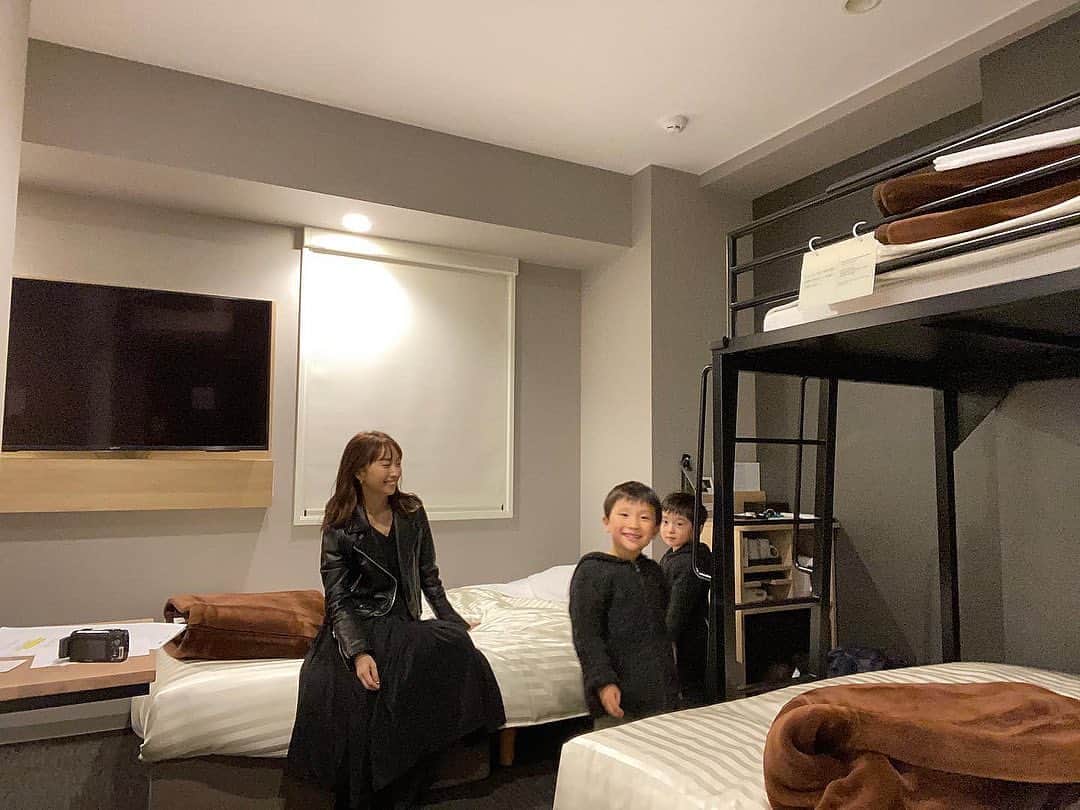 rats1316のインスタグラム：「・ 先日、今月28日にオープンする @super.hotel_official の札幌北5条通りに一足お先に宿泊させて頂きました🏨  私達が泊まったお部屋には2段ベッドがあって波留侑波は大喜び👦🏻👦🏻  さらにYouTubeやネトフリなども観ることができて◎  女性の宿泊者には可愛い巾着袋に入ったアメニティが貰えて、枕も選ぶことができました🙆🏻‍♀️  18時から21時まではウェルカムバーがやっており、ワインやカクテル、ソフトドリンクを楽しむことができます🍷  温泉もあってリラックスして疲れを癒すことができますし、着替えやタオル等を持ち運べるトートバッグも室内に用意されていてとても便利でした♨️  朝食ビュッフェは一人一人にビニール手袋が用意されておりコロナ対策もしっかりされていて、なんとスープカレーもありました🤭 札幌と言えばスープカレー🍛是非宿泊の際は食べてみて下さい🥄  ホテルの斜め向かいには生協があるので買い出しも🙆🏻‍♀️  お洒落で清潔感のあるホテルでスタッフの方々の対応もとても親切でした✨  お仕事や観光で札幌に来られることがある際には是非利用してみて下さい✨ ・ ・ ・ #superhotel#スーパーホテル#札幌ホテル#ビジネスホテル#札幌#北海道旅行#札幌観光」