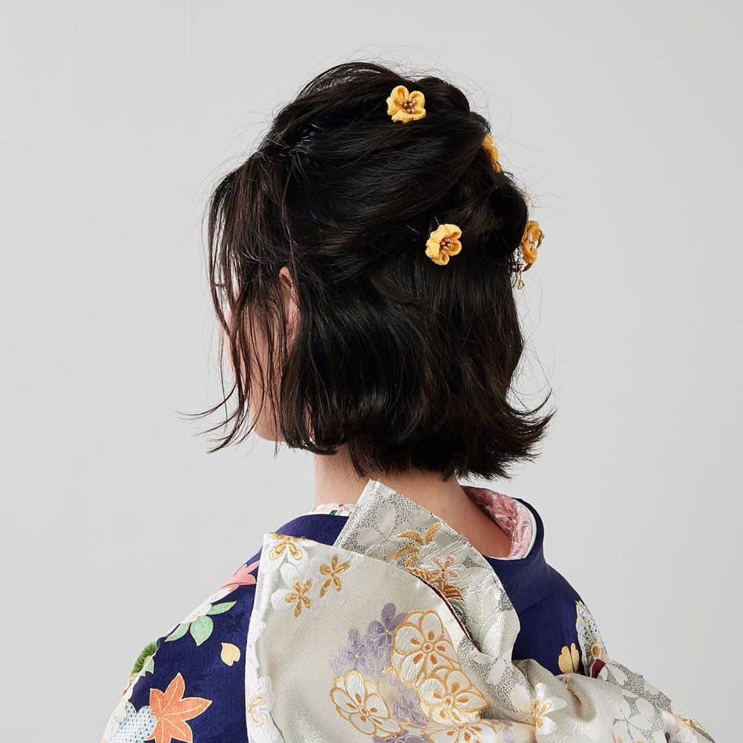 京都きもの友禅【公式】さんのインスタグラム写真 - (京都きもの友禅【公式】Instagram)「﻿ 「なりたいイメージに合わせた、振袖ヘアアレンジを」﻿ ﻿ 振袖は帯や小物で雰囲気が変わり、自分だけの着こなしが楽しめるのも魅力。﻿ さらに髪型もなりたいイメージに合わせて、アレンジするのがポイントです💡﻿ ﻿ 前撮り撮影と成人式当日で、帯結びとヘアスタイルを変えて2通りの自分を楽しみましょう💕﻿ ﻿ 今回の高瀬真奈さんのヘアスタイルは上品なハーフアップ。﻿ 編み込みですっきりまとめたハーフアップに、くせっぽい外ハネを作るのがポイント✨﻿ ボブを活かしたワンランク上の大人なアレンジが新鮮です。﻿ 髪飾りも主張しすぎない色や大きさのアイテムを組み合わせています。﻿ ﻿ 落ち着いた青の振袖であれば、クールビューティーなイメージの振袖コーディネートに☺️﻿ ﻿ 京都きもの友禅の公式サイトでは様々なヘアスタイルをご紹介。﻿ 写真を360度見られるのであらゆる角度からの写真映りを確認できます👀﻿ ﻿ ぜひチェックしてくださいね✨﻿ ﻿ ♡高瀬真奈さん着用の振袖♡﻿ NO.211　正絹 京友禅﻿ #高瀬真奈 @manatakase_﻿ 振袖をチェックするなら @kimono_yuzen から、プロフィールリンクにある公式サイトへ👆﻿ ﻿ ＝＝＝＝＝＝＝＝＝＝＝＝＝＝＝＝﻿ ﻿ 京都きもの友禅の公式サイトでは、﻿ ☑️色やテイスト別、新作などの振袖コレクション﻿ ☑️前撮りや当日の充実プラン＆特典﻿ ☑️お近くの店舗﻿ などもご紹介﻿ ﻿ 詳しくは @kimono_yuzen から、プロフィールリンクにある公式サイトをcheck👀﻿ ﻿ ⭐️キャンペーン＆イベント⭐️﻿ ～11.8（日）まで　秋の振袖EXPO﻿ ハイクオリティ振袖が８万円引きの20万円均一 ﻿ トレンドのヴィンテージライン振袖も多数入荷！﻿ ご予約＆親娘ペアでのご来店の方に全員に【STEAMCREAM】をプレゼント🎁﻿ ﻿ 11/19(木)～23(月)　プレミアム振袖大祭典in札幌﻿ 12/9(水)～13(日)　プレミアム振袖大祭典in札幌﻿ 12/9(水)～15(火)　 プレミアム振袖大祭典inGINZA PREMIUM SALON﻿ ご予約＆親娘ペアでのご来店の方に全員に【JILLSTUART、CLINIQUEなどのコスメ】をプレゼント🎁﻿ ﻿ ＝＝＝＝＝＝＝＝＝＝＝＝＝＝＝＝﻿ ﻿ #京都きもの友禅 #ハタチは一生もの #振袖 #振袖レンタル #成人式振袖 #はたち #成人式 #成人式前撮り  #振袖コーディネート #振袖女子 #振袖コーデ #振袖メイク #振袖ヘアメイク #振袖ヘアアレンジ #振袖ヘア」10月26日 19時03分 - kimono_yuzen