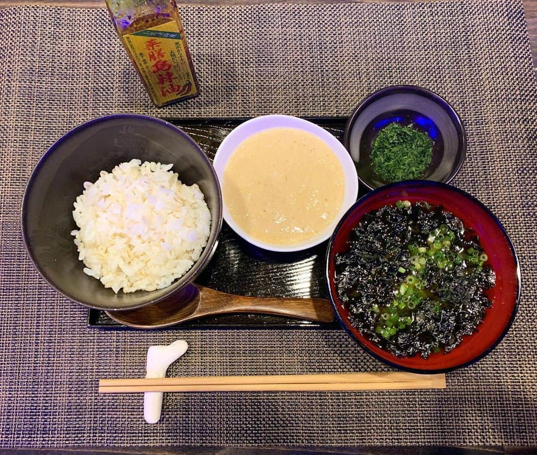 田中セシルのインスタグラム：「* 麦とろ定食に感動✨  ①まずはそのままとろろを吸ってください😋  ②青海苔がうまい💚  ③薬膳島辣油がやばい🔥 島唐辛子にウコンにアロエ、大大大好きな花山椒まで入っているスペシャルな辣油なんです。 こんなに麦とろに合うなんて、反則です😍 辛いもの好きは店員さんに、「島辣油くださーい！」と言ってみてください👍🏻  ④あおさのりたっぷりのお味噌汁が沁みる〜♨️  このルーティーン、充実感がものすごくて、病みつきになりそうです❣️  店内は21:30〜ライトアップが始まり、星がいっぱい✨ 綺麗ですよ〜✨  #天空 #麦とろ #麦とろご飯 #麦とろ定食 #浅草 #asakusa #東京島 #tokyoisland  #島辣油 #薬膳島辣油 #島唐辛子 #ウコン #アロエ」