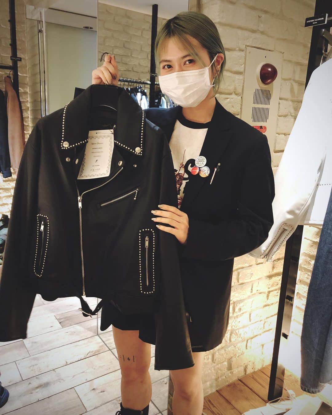 のインスタグラム：「@hystericglamour_official  の来春の展示会へ！ おすすめのアイテムをきゃわいい プレスass の　@sacuuuu ちゃん に紹介してもらったよん😘  #mini_editors  #hystericglamour」