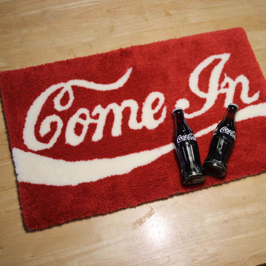 セカンドラボのインスタグラム：「. 【Come In RUG 】 . アメリカの飲料メーカーをイメージしたラグマット◡̈⃝☻ . 入荷です◡̈⃝☻ . http://secondlab.us . #secondlab #mat #carpet #room #rug #interior  #faniture #home #decor #living #products #lifestyle  #japanmade #madeinjapan」