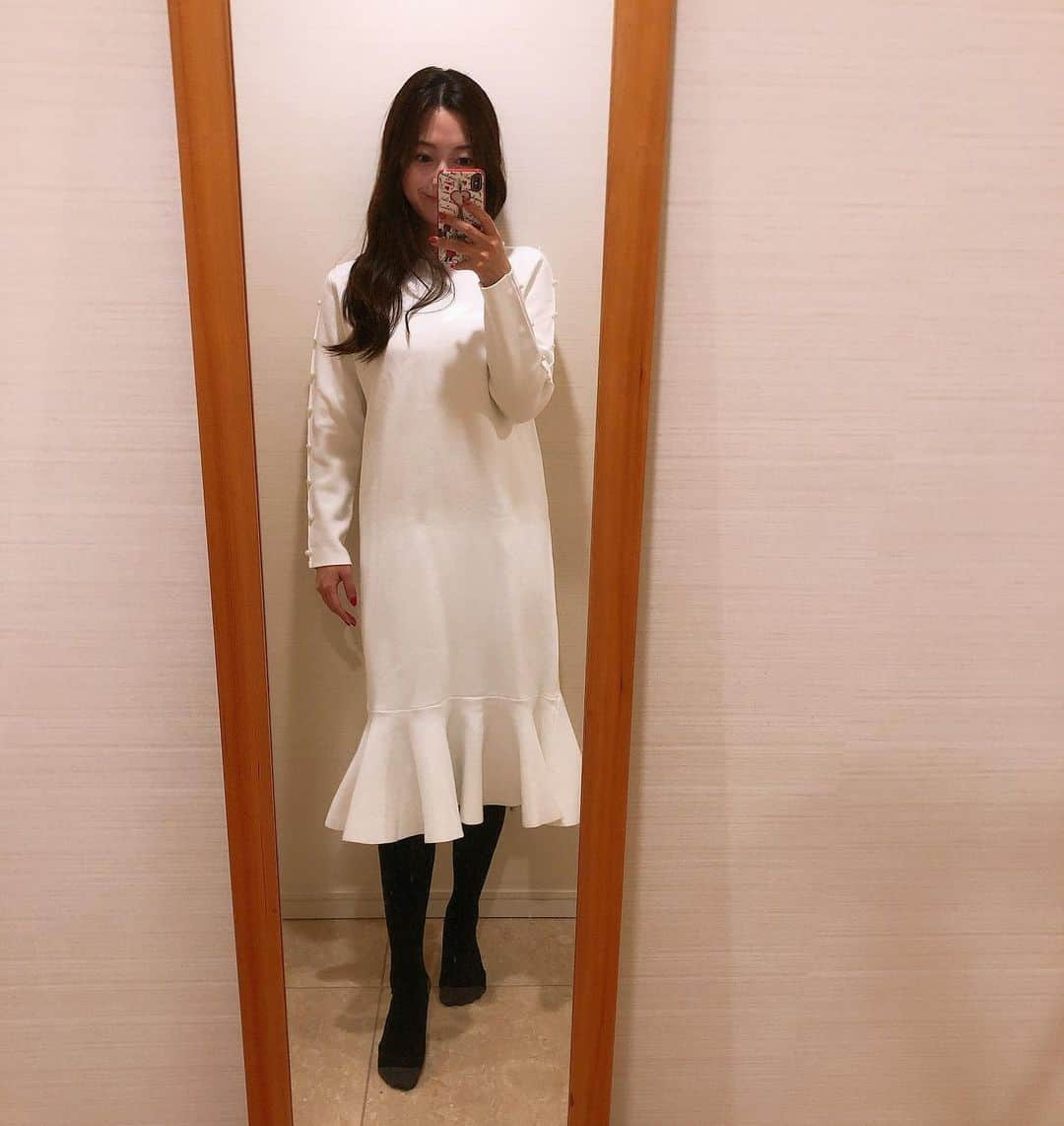 山下莉奈さんのインスタグラム写真 - (山下莉奈Instagram)「冬のホワイトは最強だと思ってる🙋‍♀️﻿ ﻿ 迷ったらコレってなるに違いない﻿ ニットワンピ 🧸🎀﻿ ﻿ お袖にパール🦪﻿ 裾はひらひら✨﻿ ﻿ @birthdaybashshop   同じデザインで短いのもありましたがこれは長い方🤍  #birthdaybash #バースデーバッシュ　#秋コーデ  公式BB子ちゃんどうしたらなれるの」10月26日 19時01分 - rinayamashita