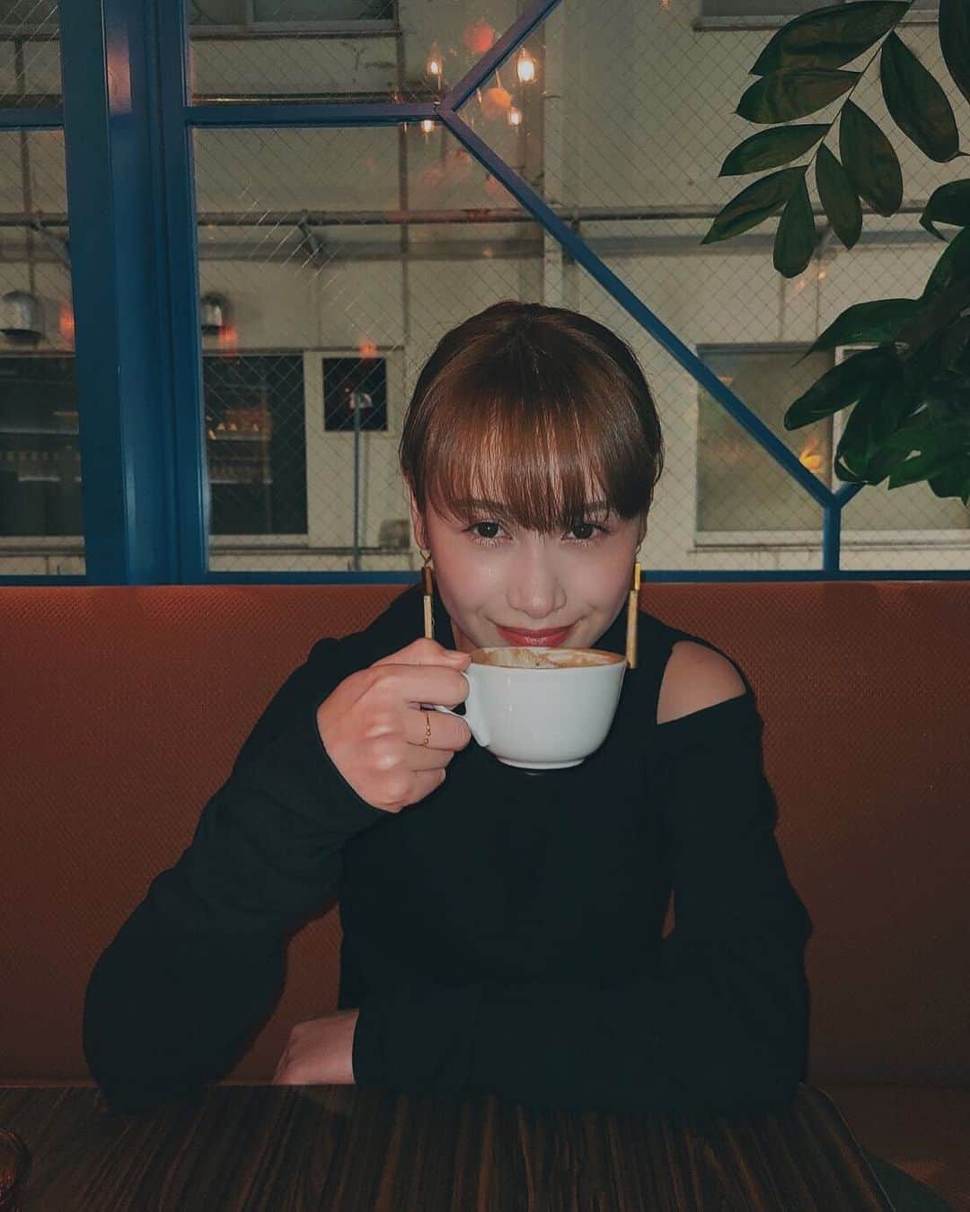 YUMIKO TANAHASHIのインスタグラム：「ニンマリ☕️  #cafe #夜カフェ」