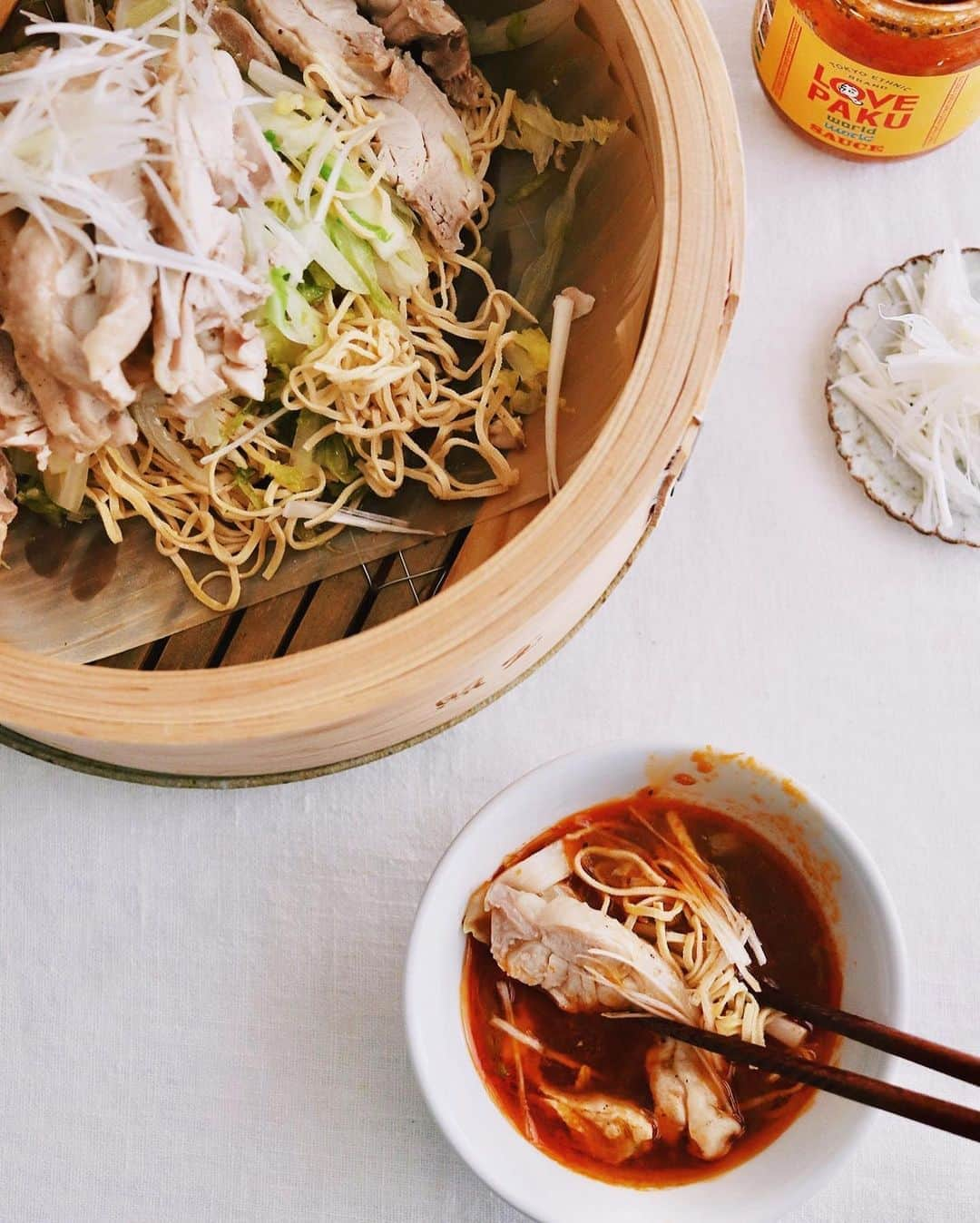 樋口正樹さんのインスタグラム写真 - (樋口正樹Instagram)「Steamed chicken . 今夜は蒸し鶏＆豆腐干糸。 蒸篭に経木を敷いてから 豆腐干糸、千切りの白菜、 鶏もも肉を重ねて蒸して、 蒸し上がった鶏を切って、 仕上げに白髪ねぎのせて。 タレはラブパク、ごま油、 ポン酢を合わせスープで 伸ばしたもので頂きます。 . 温まる蒸し料理や鍋物に ラブパクがお勧めですー。 👉 @lovepakcheesauce . 豆腐干糸は優食さんので。 👉 @yushoku_inc . . #蒸し鶏 #蒸し料理 #鶏料理 #ラブパク #ラブパク食堂 #万能調味料 #豆腐干 #豆腐干糸 #トウフカンス #ヘルシー料理 #優食 #lovepaku #lovepakcheesauce」10月26日 19時13分 - higuccini