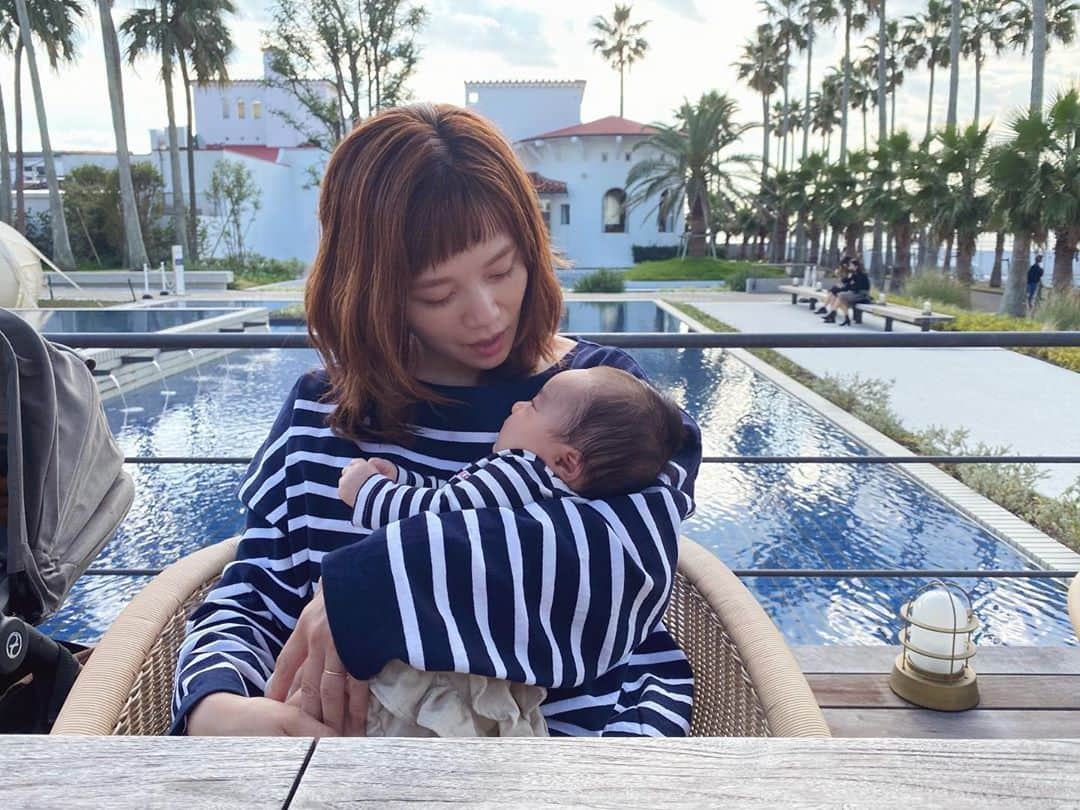 高山直子さんのインスタグラム写真 - (高山直子Instagram)「しましまの休日🌴 子授祈願と安産祈願した神社に、無事生まれたお礼をようやく🙏🏻 神様なんていない！って思う時もあったけど、最後はやっぱり神頼みという、結局信じるも信じないも自分次第なんだけど、、、とても不思議なこともあるもので。 そんなことをブログに書きたいと思います。 （インスタだと長くなりすぎる🙃）  #dayoff #リンクコーデ #ボーダー好き」10月26日 19時13分 - nao_70koro