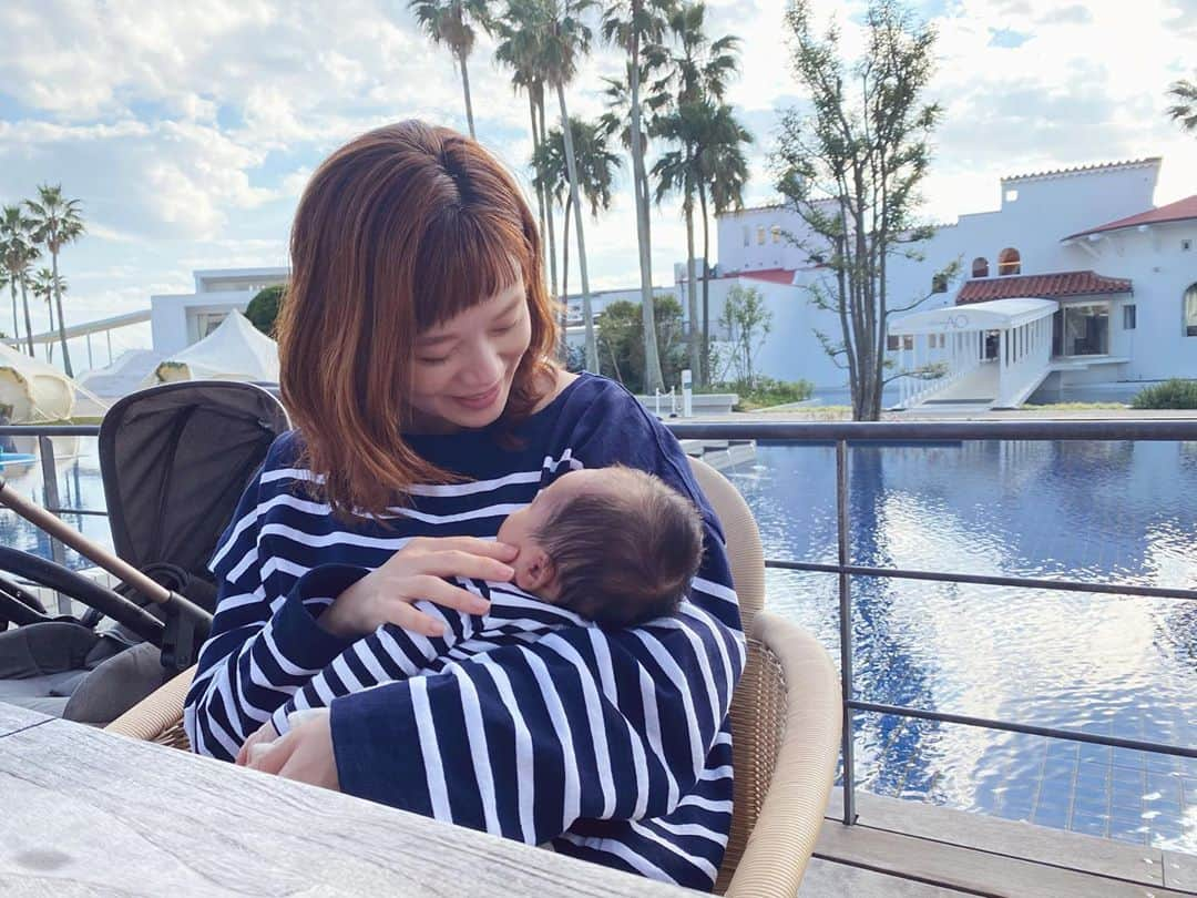 高山直子さんのインスタグラム写真 - (高山直子Instagram)「しましまの休日🌴 子授祈願と安産祈願した神社に、無事生まれたお礼をようやく🙏🏻 神様なんていない！って思う時もあったけど、最後はやっぱり神頼みという、結局信じるも信じないも自分次第なんだけど、、、とても不思議なこともあるもので。 そんなことをブログに書きたいと思います。 （インスタだと長くなりすぎる🙃）  #dayoff #リンクコーデ #ボーダー好き」10月26日 19時13分 - nao_70koro