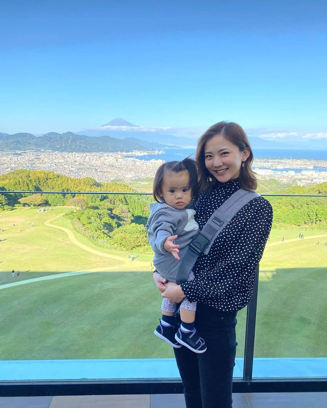 姫野れみのインスタグラム：「最近のお出かけの必需品👶🏼 @gooseket_jp 様のanayoサポートバック！  抱っこ紐より軽くて簡易的で 専用の手のひらサイズのポーチに入れて コンパクトに持ち運びできるので、 抱っこ紐をほぼ使わずベビーカー移動の私にはぴったり！ ちょこっと車まで...ちょこっと用事を済ませる時... の抱っこにと〜っても便利！！  娘も重くなってきて、 荷物持ちながら片手抱っこすると ズルズルと落ちてきて大変なので このサポートバックのおかげでとっても 楽させてもらってます🥺 何より安定するので安心です♡  カラー展開も豊富で ママさんのお洋服や好みに合わせやすく 新柄も発売されたばかりなので ぜひチェックしてみて下さい♡  #gooseket #グスケット #1st #baby #girl #babygirl #15months #baby #1歳 #15ヶ月 #ベビー #赤ちゃん #女の子ベビー #女の子 #ベビフル #ベビモ #ベビーフォト #赤ちゃんのいる生活 #べびすたぐらむ #親子ショット」