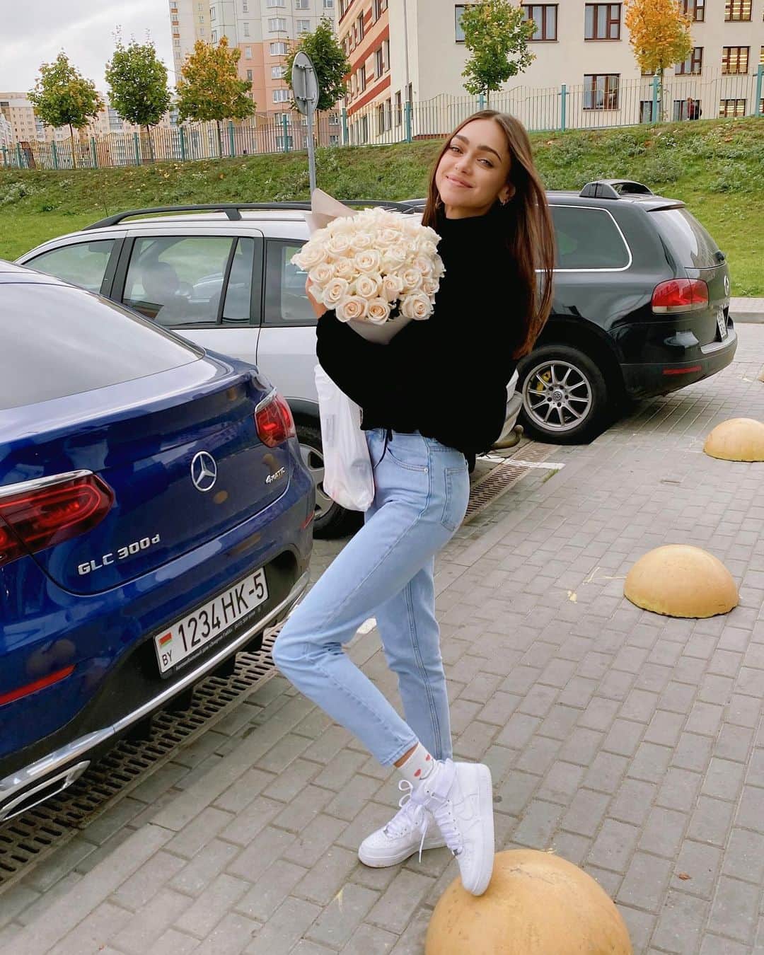 Zhenya Katavaのインスタグラム：「Пакет в руках, а значит фото не постановочное 🤗.」