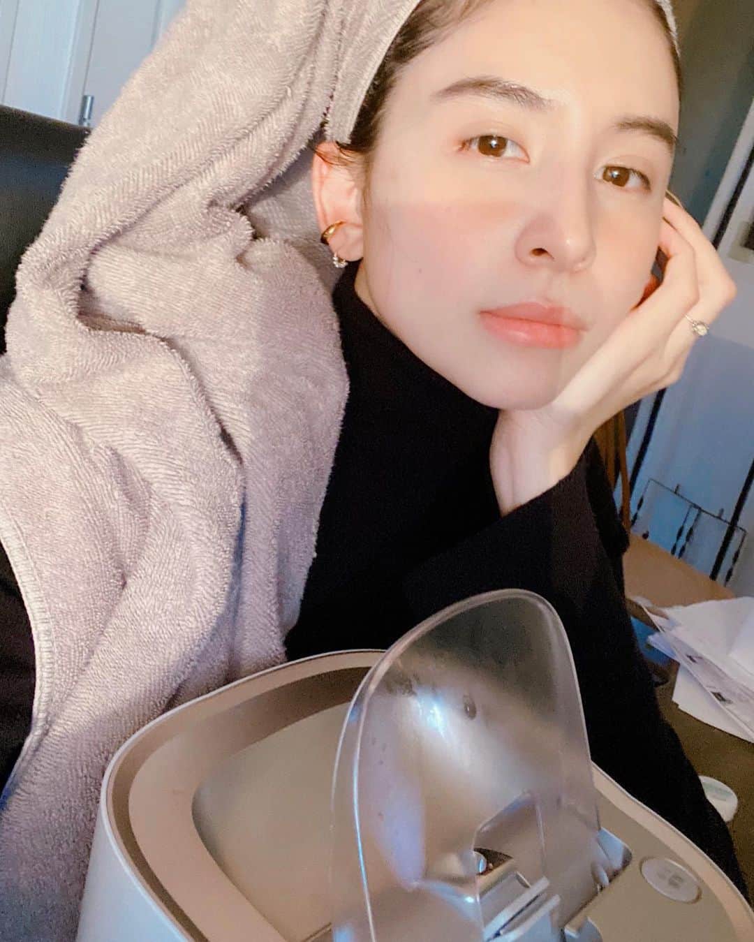 ラブリのインスタグラム：「． 私の肌に自信を付けさせてくれたきっかけでもあるナノケア。もう何年も愛用しているわけですが11月に新しいナノケアが出るそうでありがたいことにいただきました🙇‍♀️🙇‍♀️  見た目がよりシンプルになって形が美しい。なにより新しい機能である"化粧水ミスト"が素晴らしかった。愛用している化粧水が粒子のように細かくなって、肌の奥まで届く。ただ化粧水を手のひらで与えてあげるのとは全く違うお肌の仕上がりで、私は改めてナノケアに感動しました👏　  #パナソニックビューティ #panasonicbeauty #おうち美容 #スチーマーナノケア  #うるおいで素肌力は上がる #セルフビューティ #PR」