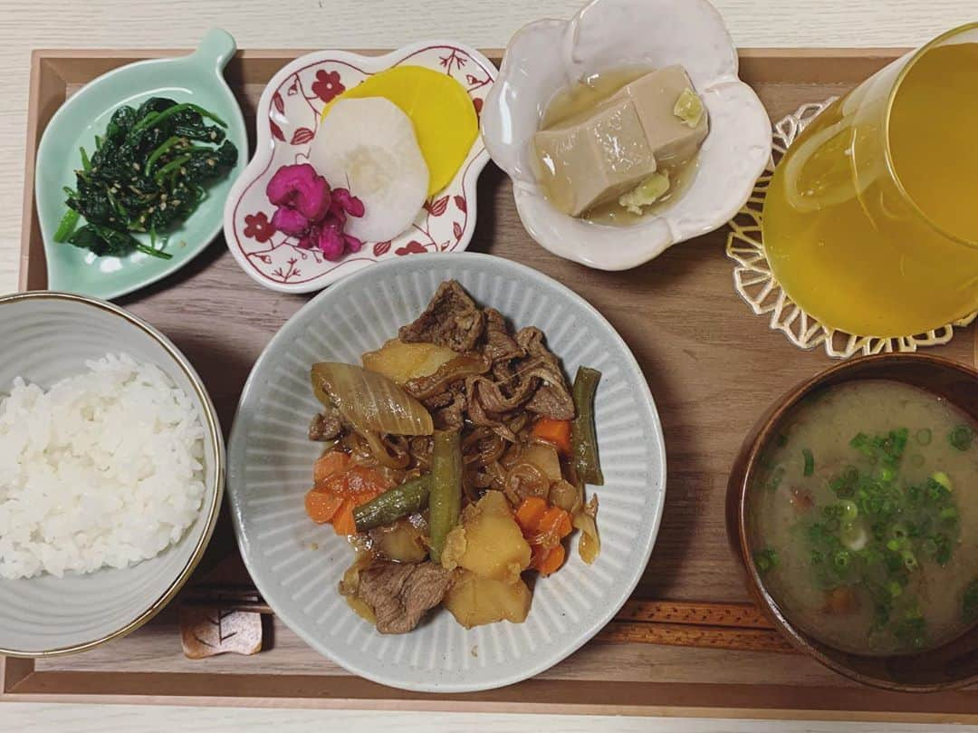 七尾カンナさんのインスタグラム写真 - (七尾カンナInstagram)「. . #おうちごはん  . 🍴ごはん 🍴肉じゃが 🍴なめことオクラのお味噌汁 🍴ほうれん草の胡麻和え 🍴お漬物 🍴餡掛け胡麻豆腐 . . 🍴生ハムユッケ 🍴白滝とピーマンのピリ辛炒め 🍴鶏もも肉と白菜のとろーり煮 . . . 久しぶりにご飯の写真を撮りました💁🏻‍♀️ . 最近ピザを食べたいし作りたいとです、、チーズなしのピザ、、ニンニクたっぷりのピザ、、マリナーラってやつ、、だれかピザパしよ、、うちグリルないからオーブンでピザって作れるかいな、、笑 . . . . . #おうちごはん #料理 #献立 #自炊 #自炊女子 #クッキングラム #肉じゃが #七尾めし #フォローミー」10月26日 19時13分 - nanao_kanna