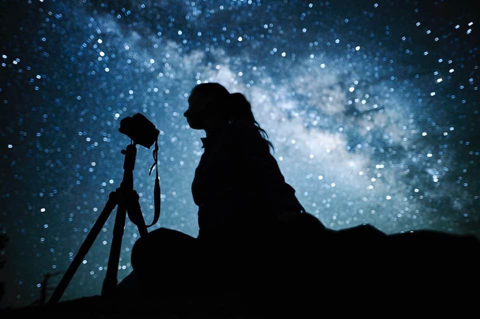 柏倉陽介さんのインスタグラム写真 - (柏倉陽介Instagram)「明日、夜9時から１時間半で星空撮影レシピを含めた長時間露光の撮り方をシンプルに紹介します。zoomを使ったオンライン写真教室です。え、それしかやってないの？というくらい簡単です。ご参加お待ちしてます^_^ イベントページのURLは当日10月27日までインスタプロフィールURLに記載しています。 以下、詳細になります。 ☆ 「焚き火のある写真塾」第3回目の講義は、写真家の柏倉 陽介さんをお招きして、10月27日（火）21:00から開催します。 講義のタイトルは『星空撮影レシピを含めた長時間露光の撮り方』。 実際に撮影した写真等を使用して、講義していただく予定です。 写真をもっとうまくなりたい方は是非参加ください。 ☆ 講師紹介：柏倉 陽介（Yosuke Kashiwakura） 自然風景から環境保護まで撮影分野は多岐にわたる。国連気候変動枠組条約第21回締約国会議、米国立スミソニアン自然史博物館などに作品が展示。ナショナルジオグラフィックやレンズカルチャー、PX3など国際的な写真賞を数多く受賞。近年は冒険家 荻田泰永氏と若者たちの600kmに渡る北極圏遠征に同行。写真や映像は、ナショナルジオグラフィックやNHKなどのメディアに発表されている。 2020年、写真集「倒木」屋久島 ときの狭間に立ちて（冬青社）を発売、フォトエージェンシー「InPhocus」を設立。 https://www.inphocus.jp ☆ 【写真塾について】 参加費は各回2,880円（参加費の一部はインドの孤児院に寄付する予定です） 時間は88分。 定員は18名。 参加者のみなさんには部屋の電気を消してもらっての参加となります。 また本写真塾では参加者は講師とのマイクを使用した対話だけでなく、チャット機能を使ってコメントが可能です。 参加方法ですが、イベントページで「参加予定」をクリックしてくれた方に事前にZoomのミーティングIDとパスワードをお伝えします。 尚、参加費は写真塾終了後、以下の口座にお振込みください。 三井住友銀行　船橋支店　普通口座　口座番号　6823852 コウスゲ　オサム （もしPaypalでのお支払いを希望の方がいましたら、別途メッセンジャーにて連絡をお願いいたします ☆ #写真 #風景 #カメラ #デジタルカメラ #ミラーレス一眼 #デジタルでフィルムを再現したい #カメラのある生活 #写真教室」10月26日 19時20分 - yosuke_kashiwakura