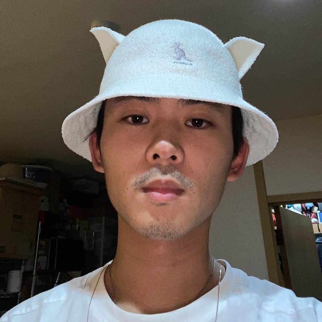 オカモトレイジのインスタグラム：「Goat style customized by myself. 自分でヤギの耳付けた😋 製品化したら欲しい？？🐐🦘」