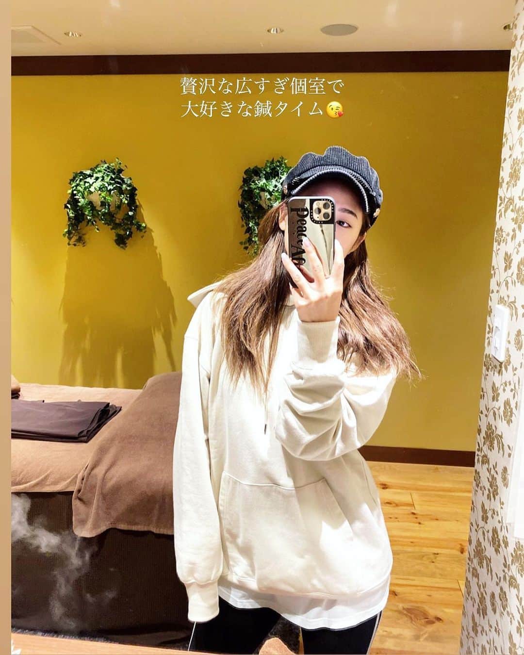 藤森マリナさんのインスタグラム写真 - (藤森マリナInstagram)「後ろ姿も綺麗な人になる💛 * * 年々女性として 見られたいところが変わってきて？ 増えて？ ケアするところも増えて 大変ですが楽しんで 頑張ってるまりなはんです😌💭 * * このスタイルシンプルに見えるけど 実は後ろが#紐アレンジ で めためた可愛いの🥺♥️ そして花嫁といえば背中！！ だからこの撮影の前日には 信頼している美容鍼で 継続して頑張ってる背中ケアを してきたよ✊🏻💨 * * まだまだ新しいニキビもできちゃうし 昔の色素沈着もあるけど 三好先生に言われた通りに 保湿頑張ってたら 背中の肌質が変わってきた！！✨ 長い道のりかもしれないけど ツルツル背中目指して 鍼と保湿ケアをもう少し 頑張っていきます🔥 * * ついでに三好先生は 本当に素晴らしい技術をお持ちで 触診にも自信がある！！ って先生自身が言ってくれたれ こちらも安心して任せられるし 首凝り、腰痛、姿勢の悩みとかも 鍼治療で緩和させられたり 仕事で疲れてる男性諸君の皆様には 是非ここの美顔ジムもおすすめしたい♡ ジムと書いてるけど あなたは寝転がってるだけです😂 ほんまにこのあたまへの電流は 新感覚やしめっちゃスッキリするから 是非受けて欲しい！！ まりなはんのインスタ見たでもいいし 何かしら常にキャンペーンやってたりするから DMで問い合わせてみてね📩✨ * * ☑︎大阪院→ @mouton_shinkyu ☑︎東京院→ @acupa.salon ☑︎先生→ @miyoshi.hideaki」10月26日 19時15分 - maaarina0806