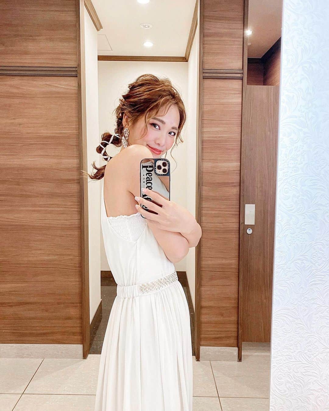 藤森マリナさんのインスタグラム写真 - (藤森マリナInstagram)「後ろ姿も綺麗な人になる💛 * * 年々女性として 見られたいところが変わってきて？ 増えて？ ケアするところも増えて 大変ですが楽しんで 頑張ってるまりなはんです😌💭 * * このスタイルシンプルに見えるけど 実は後ろが#紐アレンジ で めためた可愛いの🥺♥️ そして花嫁といえば背中！！ だからこの撮影の前日には 信頼している美容鍼で 継続して頑張ってる背中ケアを してきたよ✊🏻💨 * * まだまだ新しいニキビもできちゃうし 昔の色素沈着もあるけど 三好先生に言われた通りに 保湿頑張ってたら 背中の肌質が変わってきた！！✨ 長い道のりかもしれないけど ツルツル背中目指して 鍼と保湿ケアをもう少し 頑張っていきます🔥 * * ついでに三好先生は 本当に素晴らしい技術をお持ちで 触診にも自信がある！！ って先生自身が言ってくれたれ こちらも安心して任せられるし 首凝り、腰痛、姿勢の悩みとかも 鍼治療で緩和させられたり 仕事で疲れてる男性諸君の皆様には 是非ここの美顔ジムもおすすめしたい♡ ジムと書いてるけど あなたは寝転がってるだけです😂 ほんまにこのあたまへの電流は 新感覚やしめっちゃスッキリするから 是非受けて欲しい！！ まりなはんのインスタ見たでもいいし 何かしら常にキャンペーンやってたりするから DMで問い合わせてみてね📩✨ * * ☑︎大阪院→ @mouton_shinkyu ☑︎東京院→ @acupa.salon ☑︎先生→ @miyoshi.hideaki」10月26日 19時15分 - maaarina0806