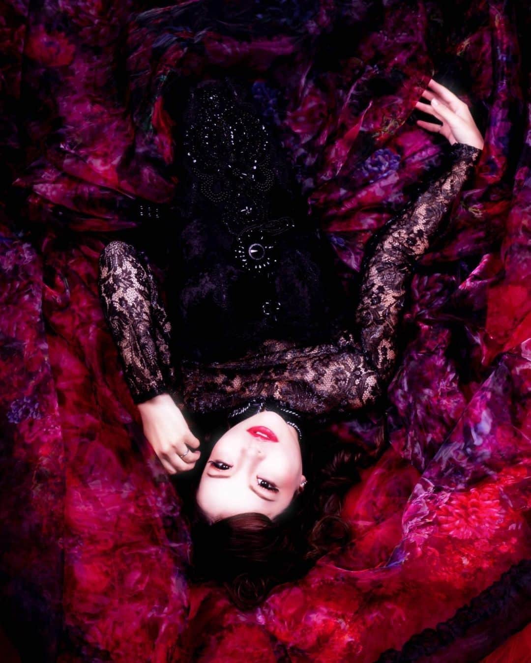 Mikaさんのインスタグラム写真 - (MikaInstagram)「黒のドレスもお気に入り✨ コルセットこだわってたくさん着たい💕  もうすぐハロウィン👻🎃  ・ ・ ・ photo by @ph_taka1028 📸 model @mikarin_portrait   Makeup artist @keico_makeup_cat 💄 studio 清田スタジオ ・ ・ ・ #美花展 ありがとうございました💐 ・ ・ follow me💋  #カメラ好きな人と繋がりたい #ハロウィン2020 #魔女コスプレ  #ファインダー越しの私の世界 #ポートレートモデル #ポトレ女子 #広がり同盟 #彼女感 #ポトレのセカイ #ポトレ撮影隊 #portrait_ig #great_portraits #love_camera_club #jp_portrait #match_portrait #loves_united_portrait  #team_jp_ #global_ladies #photo_shorttrip #_lovely_weekend #japan_art_photography #portraitfestival #portraitinlove #portrait_mood #exclusive_world_portrait  #instagood #instagramjapan」10月26日 19時16分 - mika_portrait