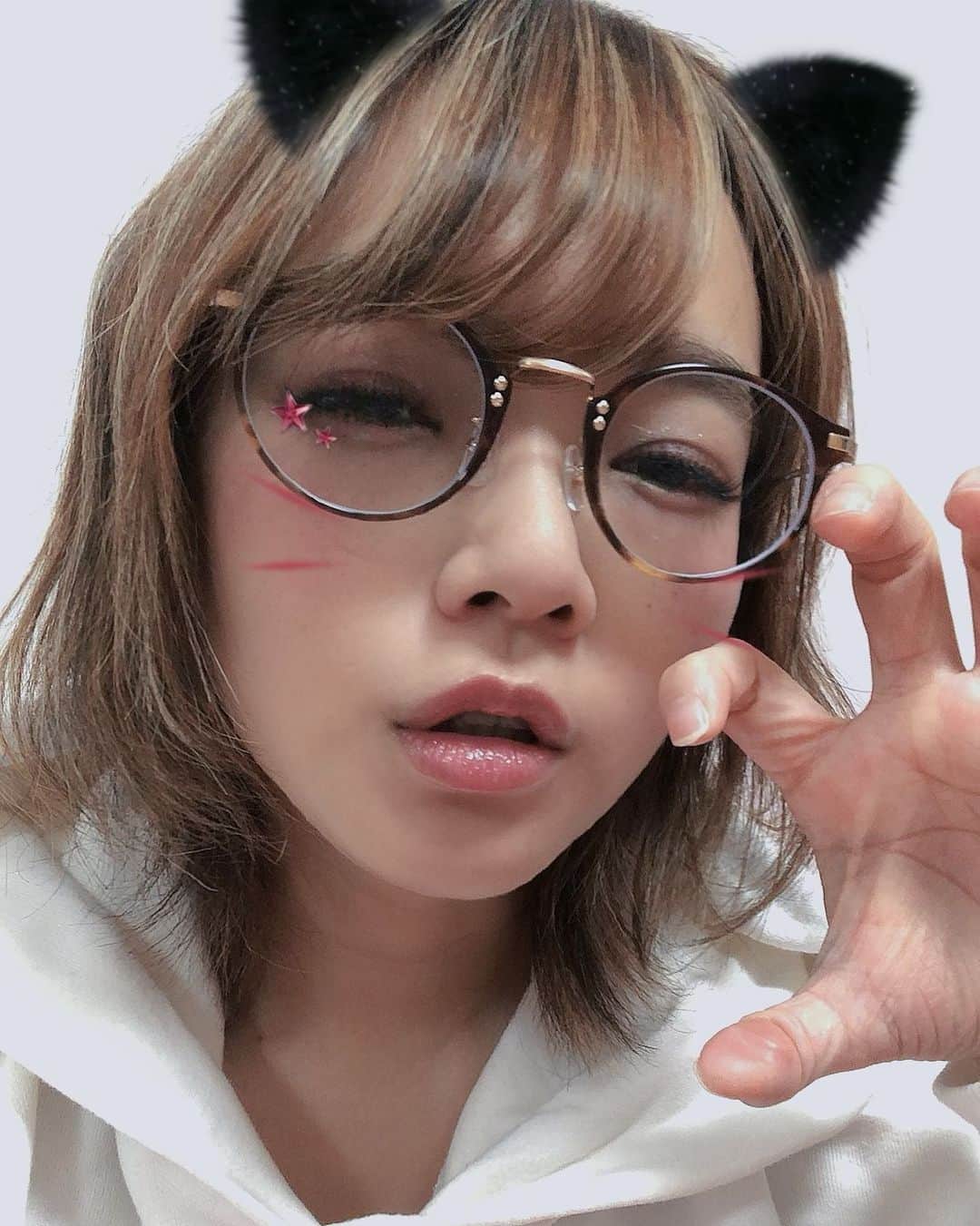 山脇千文美のインスタグラム：「新しい眼鏡にやっと度が入った🙂 #眼鏡女子 #オーマイグラス」