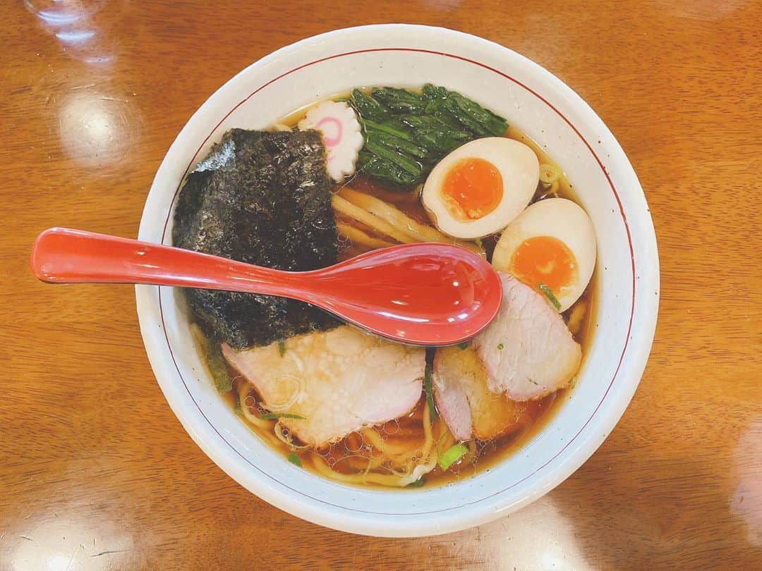 泉あいりさんのインスタグラム写真 - (泉あいりInstagram)「﻿ ﻿ 福島で並んで食べた #特札堂 🍜﻿ ﻿ さっぱりしてて﻿ めちゃめちゃおいしかった＼(^o^)／﻿ ﻿ 小さい頃から麺類がだいすきなんだけど﻿ 上京してからなるべく麺類控えてるんだ～～﻿ ﻿ だからたまに食べると幸！！ってなる👶🏻﻿ ﻿ みんなはお米と麺とパン、どれが好き？？﻿ ﻿ ﻿ #福島 #福島グルメ #郡山 #グルメ﻿ #食べるの大好き #ラーメン食べたくなってきた」10月26日 19時20分 - __ochiairi__