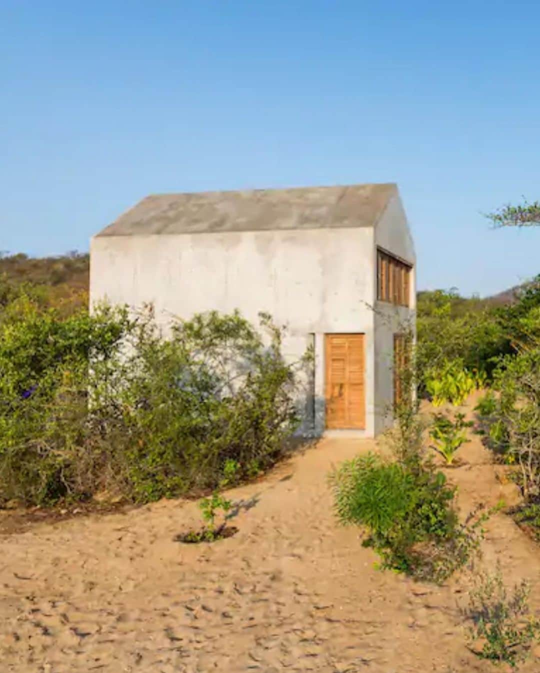 トームさんのインスタグラム写真 - (トームInstagram)「#CasaTiny Located just a short walk from the sea, Casa Tiny can be found nestled in an area of dense vegetation near the surf town of Puerto Escondido, on Mexico’s idyllic Oaxacan coast. One of the first built offerings from young architect Aranza de Ariño, the little beach house is a compact, romantic retreat for two. Happily isolated, the holiday home consists of a kitchen, bathroom and open mezzanine bedroom, reached by simple alternating tread stairs. Its neat plan is imbued with a self-sufficient spirit, designed with Henry David Thoreau’s seminal text Walden and John Burroughs’ New York state cabin, Slabsides, in mind. The strongly gabled roof, which catches the breeze from the sea, is a playful reference to the Tiny House Movement in America where, in reaction to high rents, people began building their own 100–200 ft homes. But Casa Tiny is far from makeshift — rather, it’s a sturdy construction built to withstand the elements. @aranzadearino  . Rent it on @airbnb: https://www.airbnb.com/rooms/6671904/photos?adults=1&s=42&unique_share_id=6B29803D-B112-4EC9-846C-4DC8A60485D2&source_impression_id=p3_1602426651_5FfADFcdpFZyR7fq&check_in=2020-10-27&guests=1&check_out=2020-10-29&children=0&infants=0&updatedParamsFromContactHost=true」10月27日 0時47分 - tomenyc